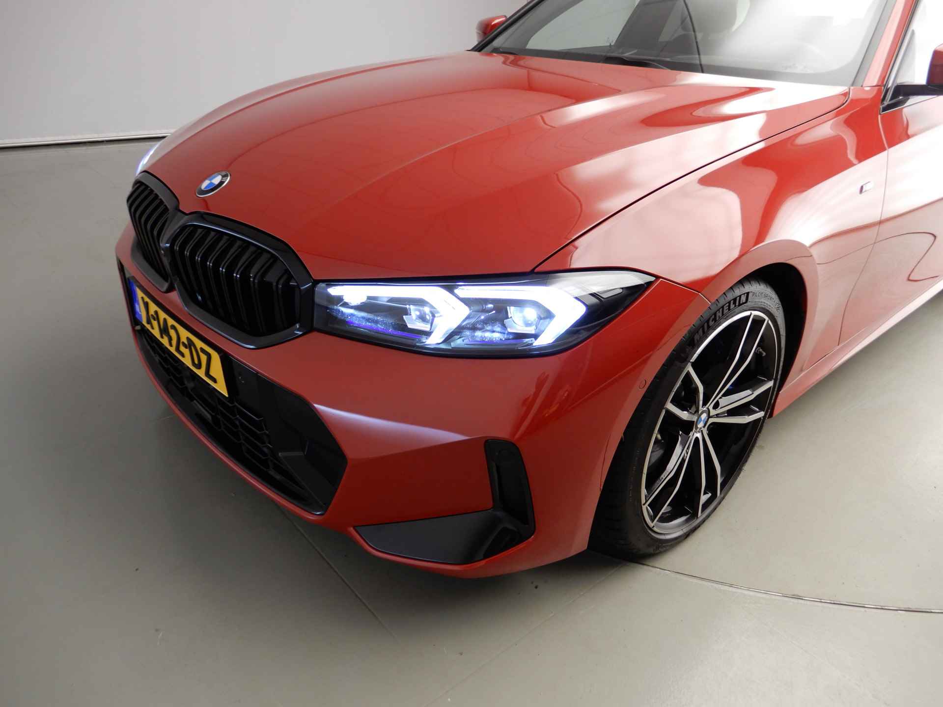 BMW 3 Serie Sedan 330d M-Sportpakket / LED / Leder / Navigatie / Eletr. zetels / Sportstoelen / DAB / Harman-kardon sound / Alu 19 inch - 37/40
