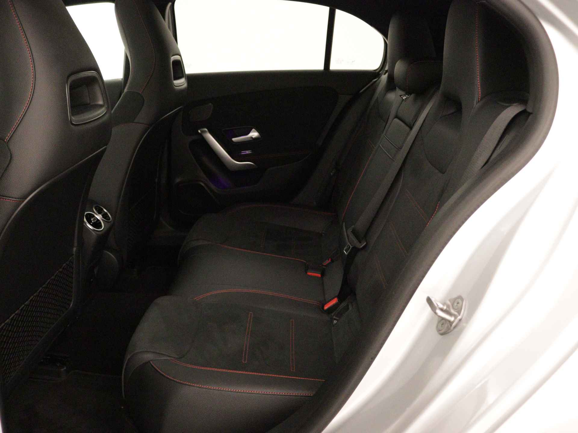 Mercedes-Benz A-Klasse 250 e Business Solution AMG Limited | Panoramadak | Memory Seats | MultiBeam | Navigatie | Trekhaak | Inclusief 24 maanden Mercedes-Benz Certified garantie voor Europa. - 21/46