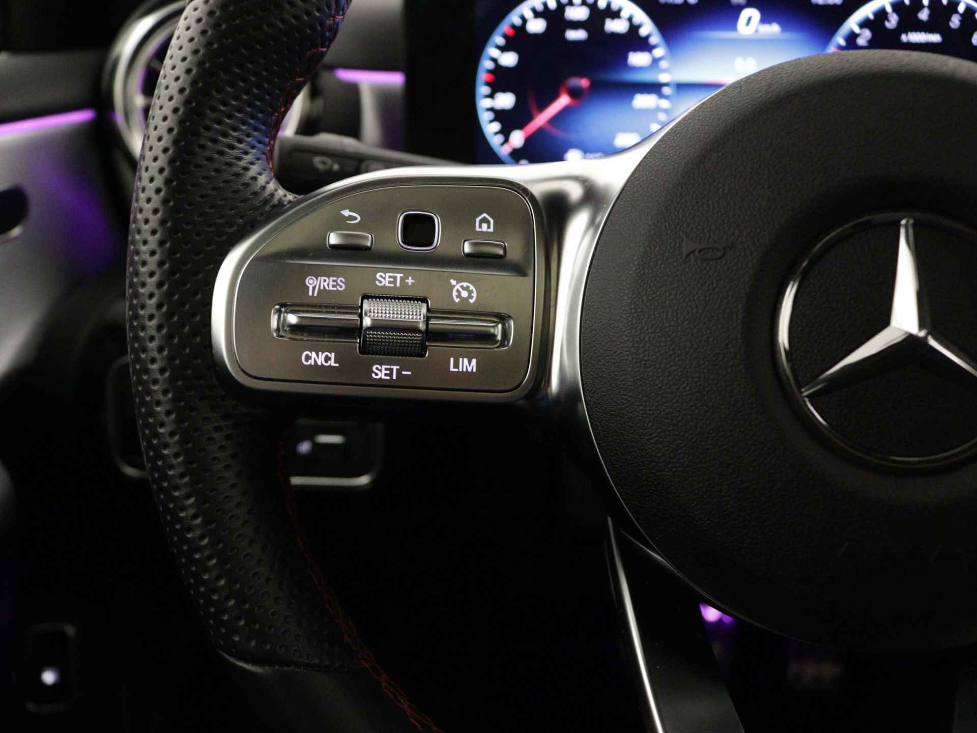 Mercedes-Benz A-Klasse 250 e Business Solution AMG Limited | Panoramadak | Memory Seats | MultiBeam | Navigatie | Trekhaak | Inclusief 24 maanden Mercedes-Benz Certified garantie voor Europa. - 23/46