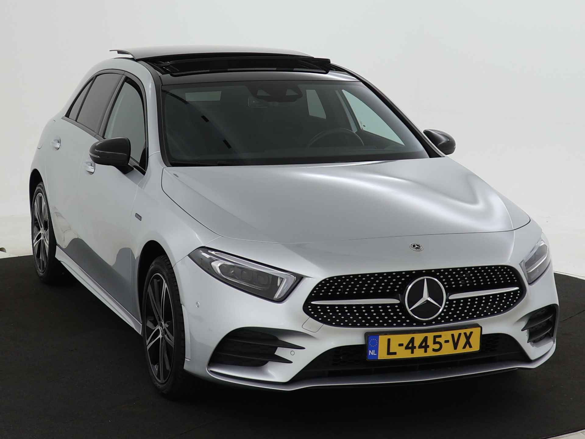 Mercedes-Benz A-Klasse 250 e Business Solution AMG Limited | Panoramadak | Memory Seats | MultiBeam | Navigatie | Trekhaak | Inclusief 24 maanden Mercedes-Benz Certified garantie voor Europa. - 29/46