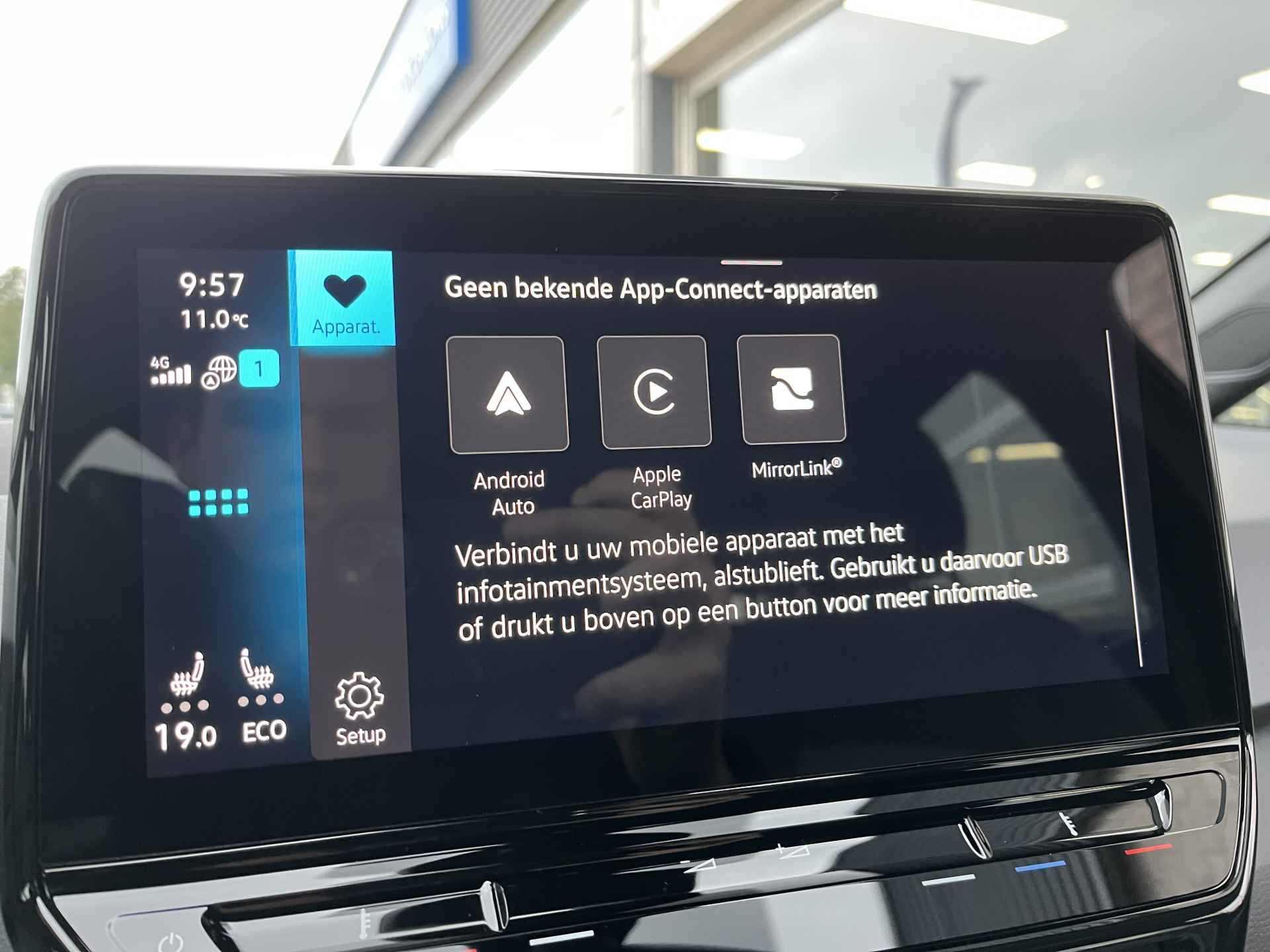 Volkswagen ID.3 Pure 45 kWh / SUBSIDIE/ PARK. SENSOREN/ LED/ SNELLADER 110KW /STOEL EN STUUR VERWARM./ ADAPT. CRUISE/ APP CONNECT/ NAVI/ CLIMA/ DAB/ 18" LMV/ - 15/44