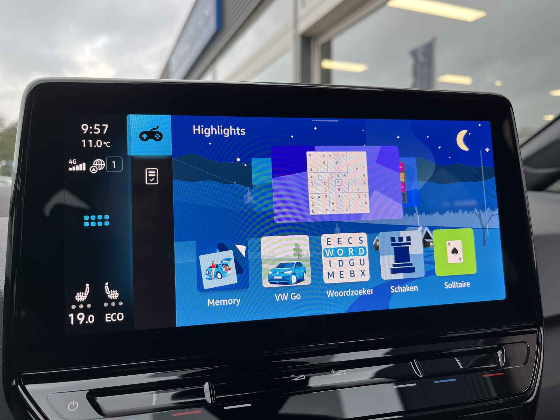 Volkswagen ID.3 Pure 45 kWh / SUBSIDIE/ PARK. SENSOREN/ LED/ SNELLADER 110KW /STOEL EN STUUR VERWARM./ ADAPT. CRUISE/ APP CONNECT/ NAVI/ CLIMA/ DAB/ 18" LMV/ - 17/44