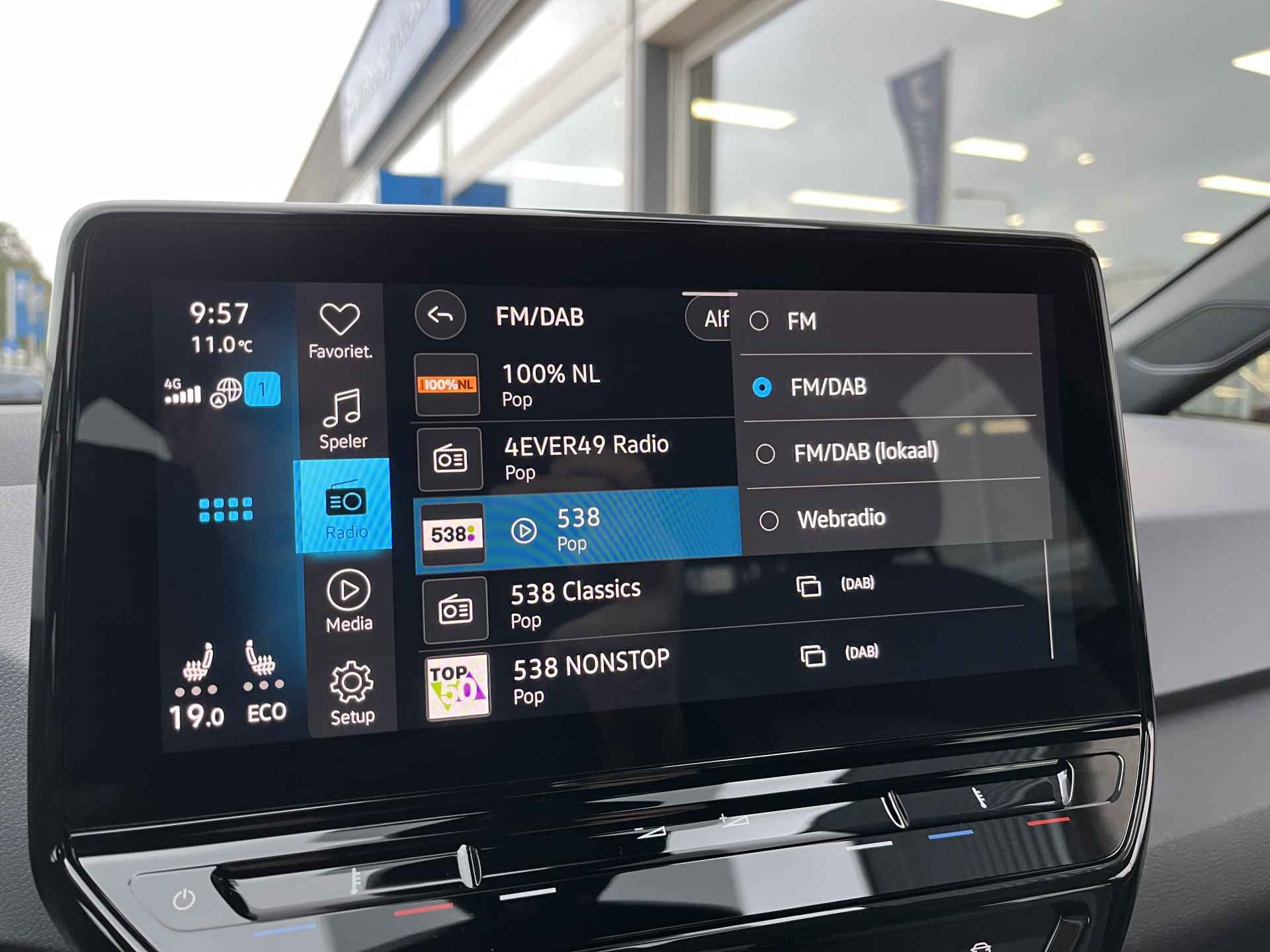 Volkswagen ID.3 Pure 45 kWh / SUBSIDIE/ PARK. SENSOREN/ LED/ SNELLADER 110KW /STOEL EN STUUR VERWARM./ ADAPT. CRUISE/ APP CONNECT/ NAVI/ CLIMA/ DAB/ 18" LMV/ - 18/44