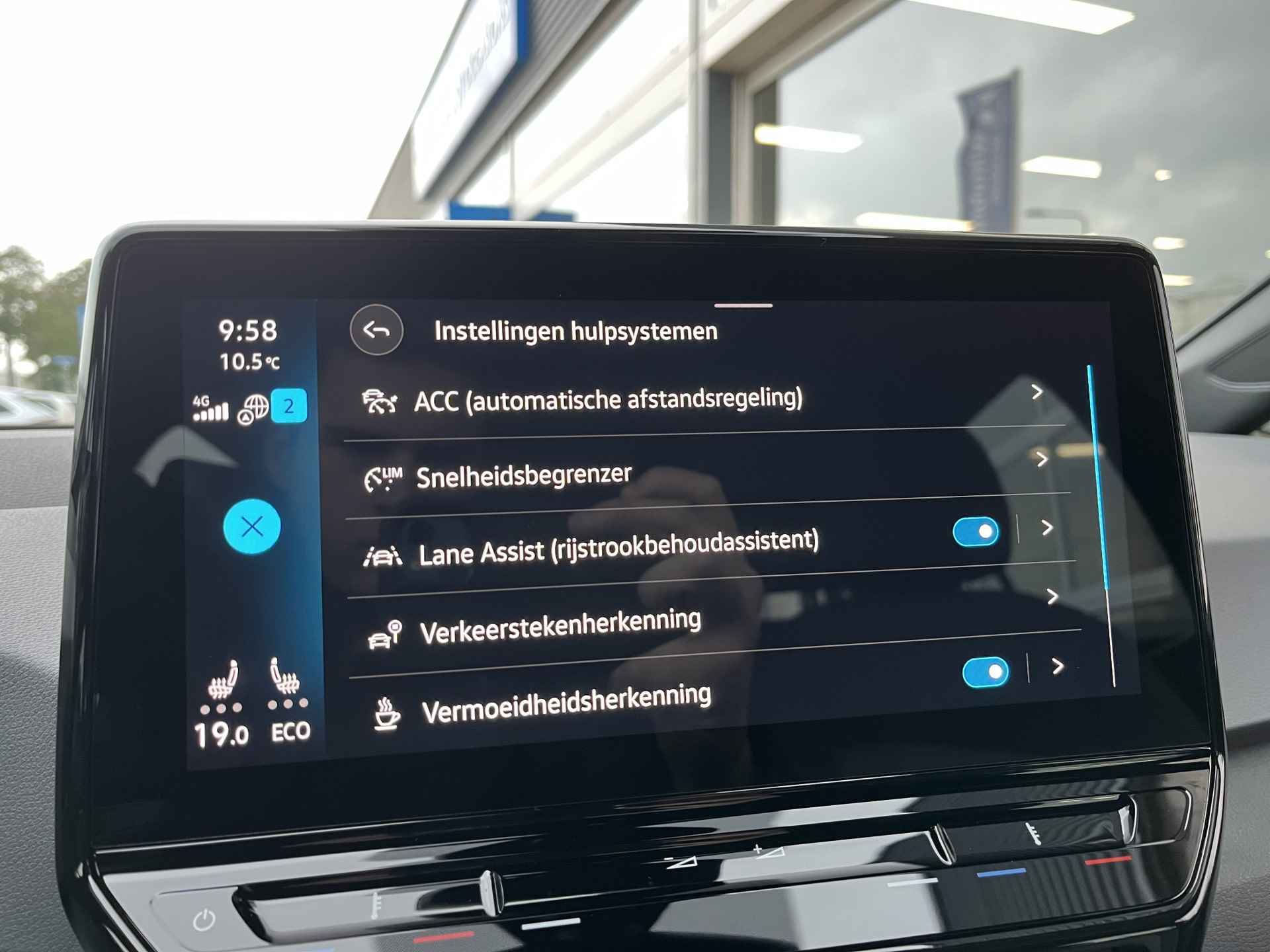 Volkswagen ID.3 Pure 45 kWh / SUBSIDIE/ PARK. SENSOREN/ LED/ SNELLADER 110KW /STOEL EN STUUR VERWARM./ ADAPT. CRUISE/ APP CONNECT/ NAVI/ CLIMA/ DAB/ 18" LMV/ - 22/44