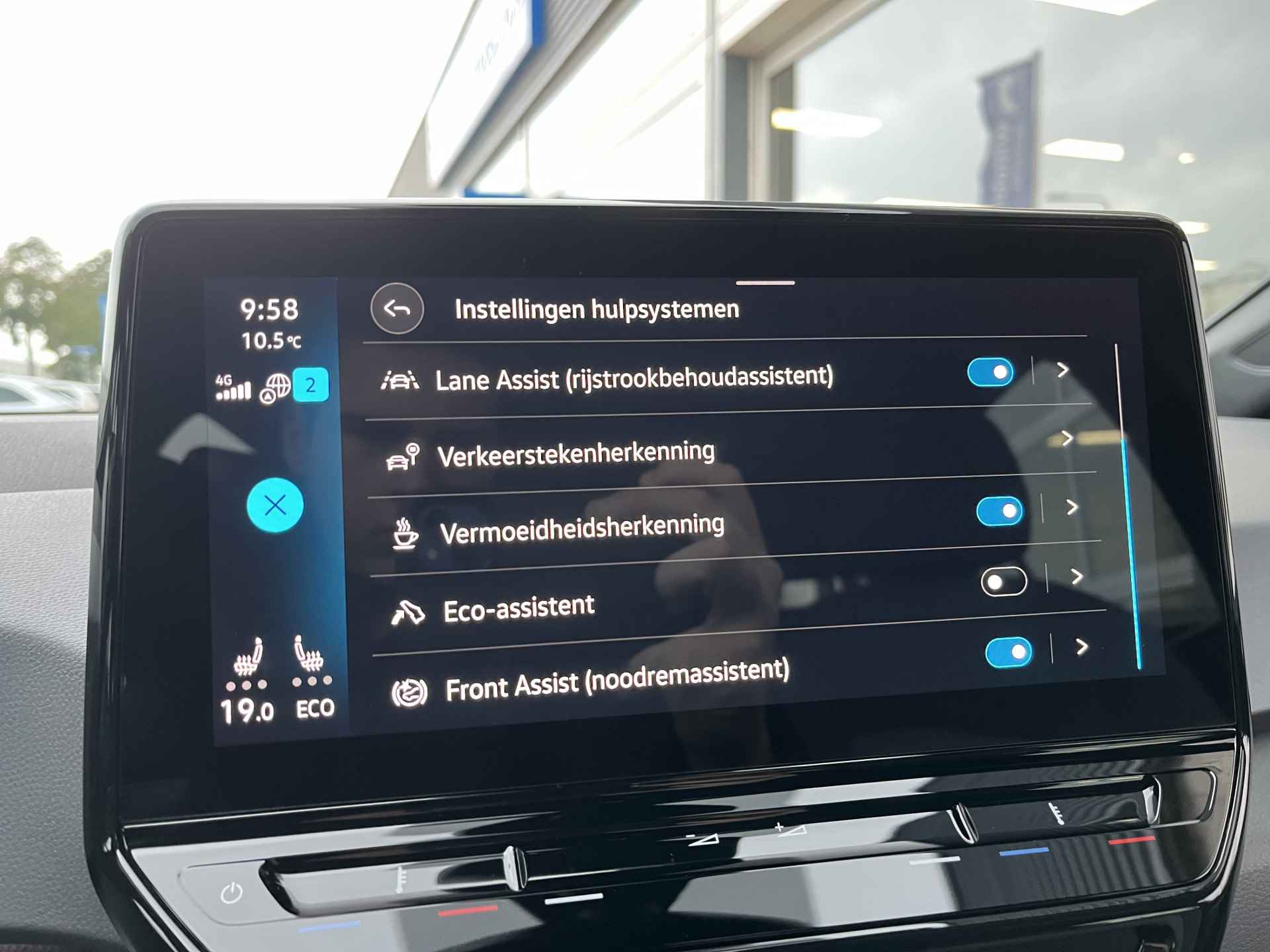 Volkswagen ID.3 Pure 45 kWh / SUBSIDIE/ PARK. SENSOREN/ LED/ SNELLADER 110KW /STOEL EN STUUR VERWARM./ ADAPT. CRUISE/ APP CONNECT/ NAVI/ CLIMA/ DAB/ 18" LMV/ - 23/44