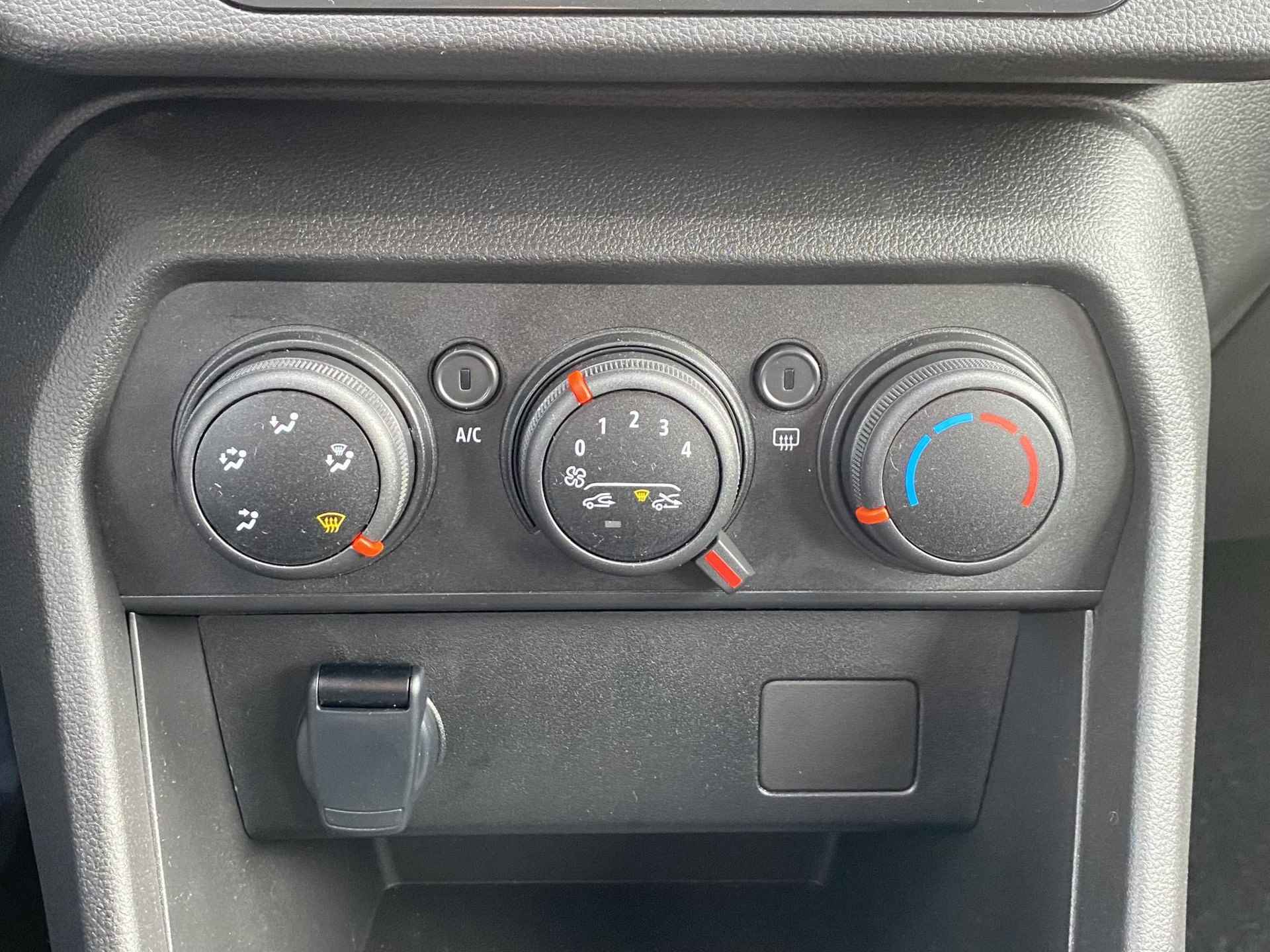 Dacia Sandero 1.0 TCe 100 ECO-G Essential | Navigatie | Parkeersensoren Voor + Achter | Achteruitrijcamera + Dodehoekdetectie | Cruise Control | Elektrische Ramen Voor + Achter | Armsteun | - 14/23