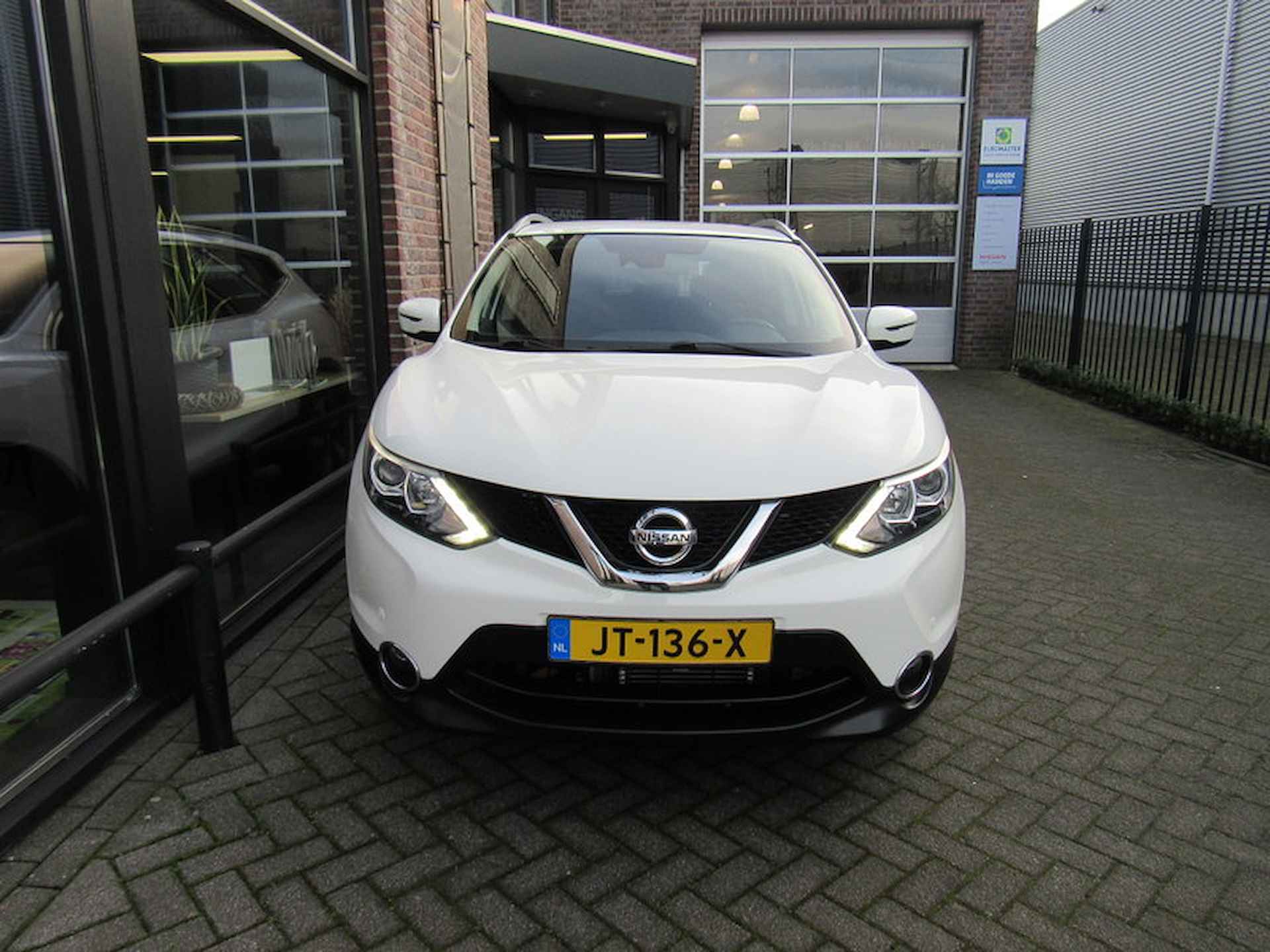 NISSAN Qashqai 1.2 115pk DIG-T XTRONIC Acenta met navigatie en dakrails en trekhaak - 2/30