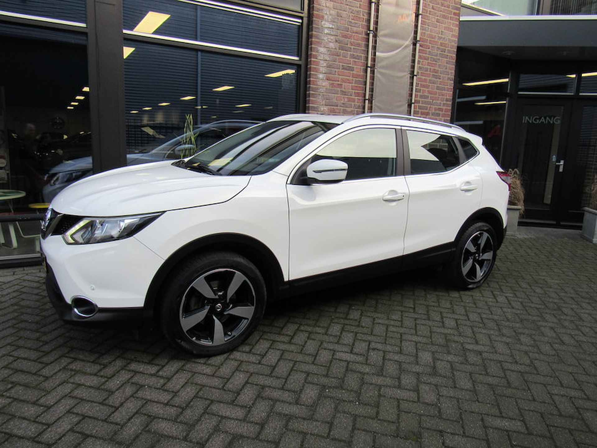 NISSAN Qashqai 1.2 115pk DIG-T XTRONIC Acenta met navigatie en dakrails en trekhaak - 4/30