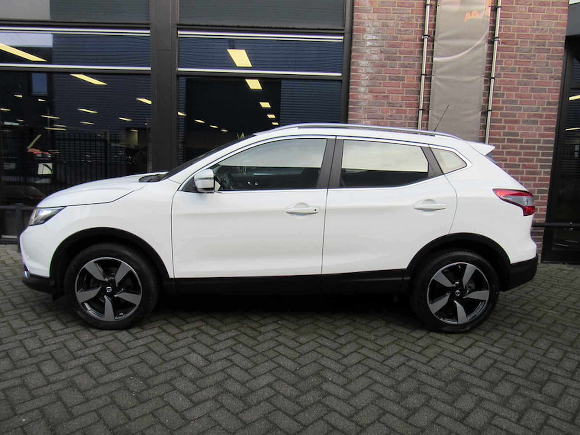 NISSAN Qashqai 1.2 115pk DIG-T XTRONIC Acenta met navigatie en dakrails en trekhaak - 6/30