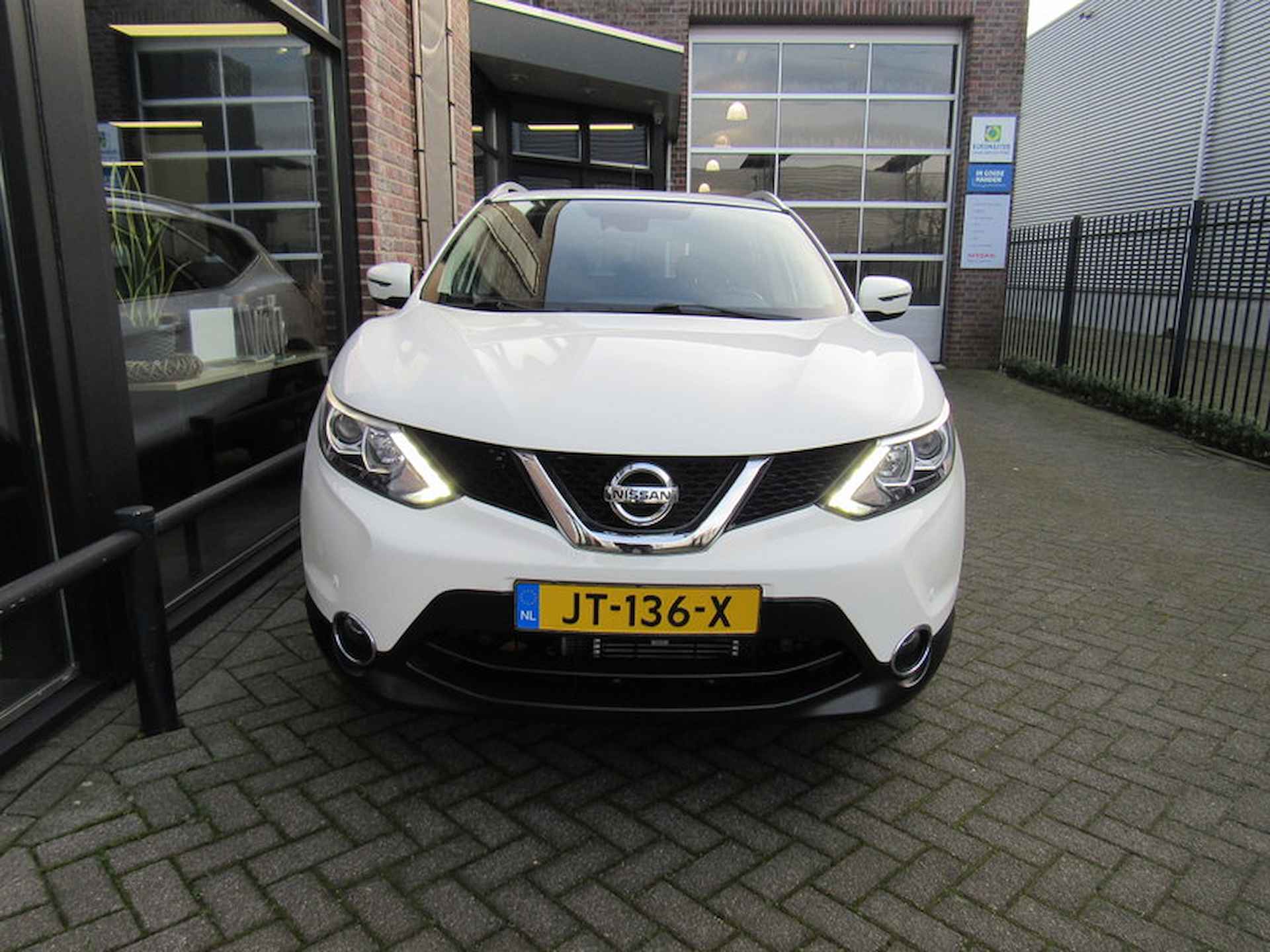 NISSAN Qashqai 1.2 115pk DIG-T XTRONIC Acenta met navigatie en dakrails en trekhaak - 7/30