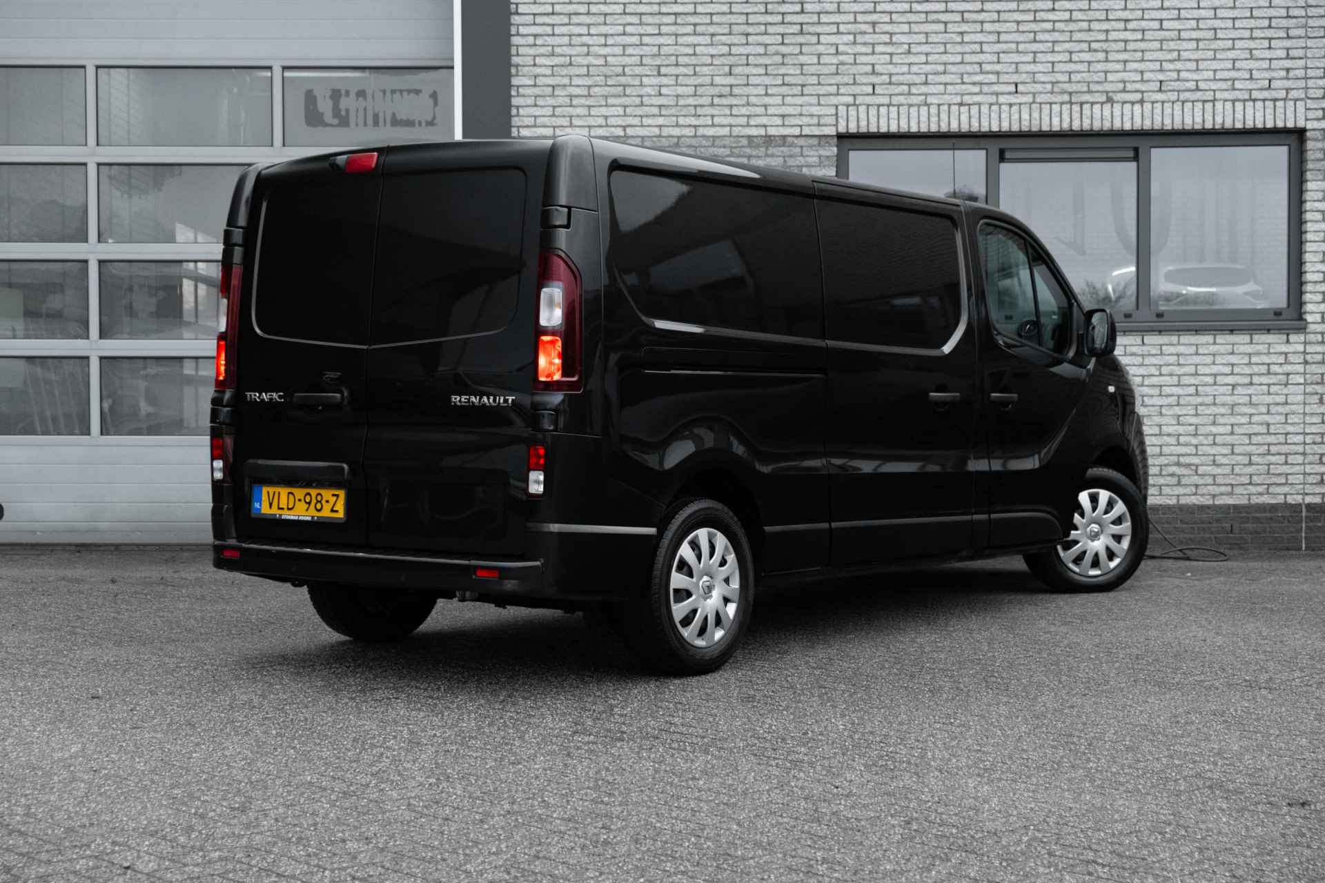 Renault Trafic 2.0 dCi 120 PK T29 L2H1 Work Edition | navigatie | climate control | achteruitrijcamera | incl. Bovag rijklaarpakket met 12 maanden garantie | - 2/42