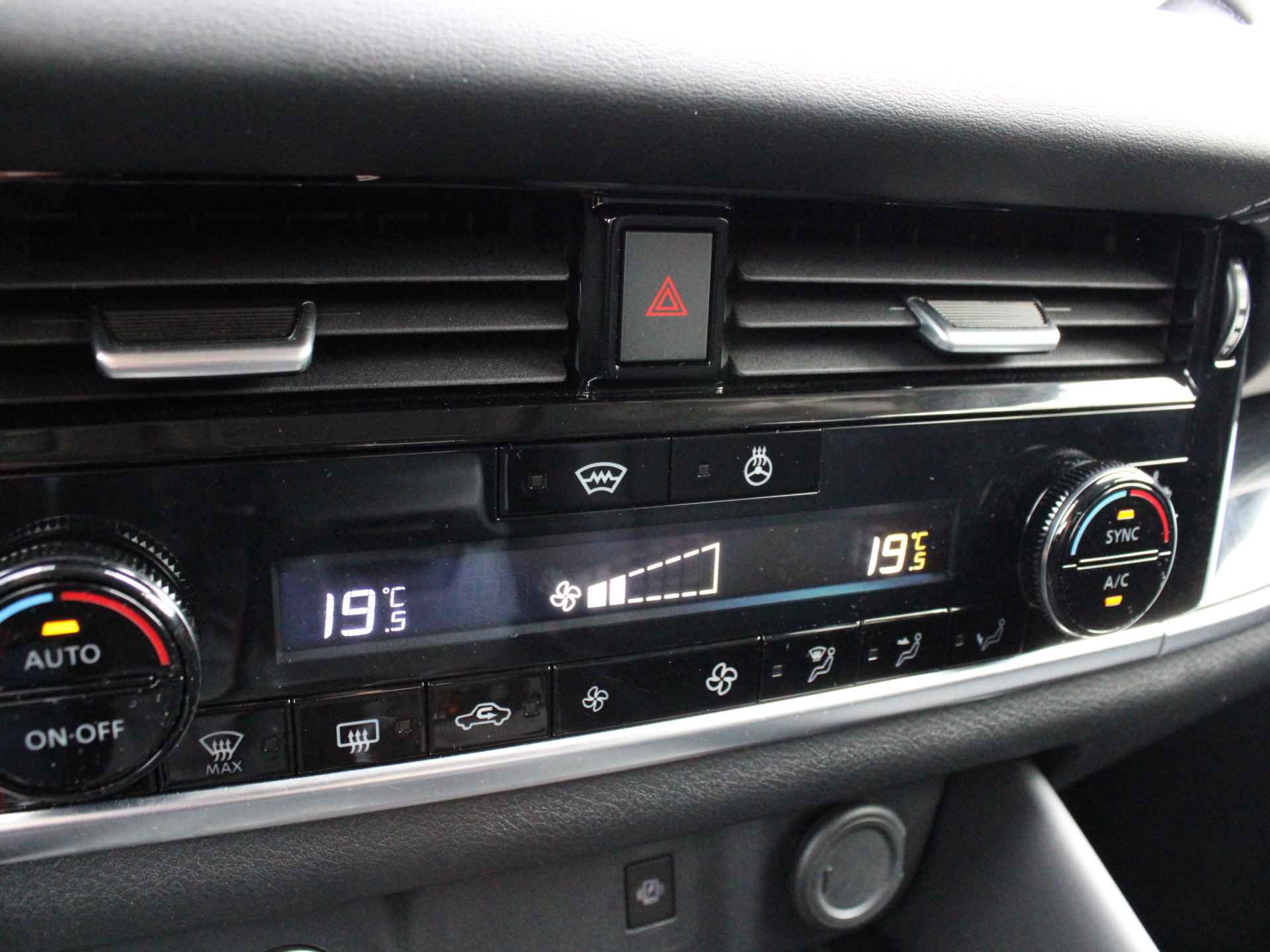 Nissan QASHQAI 1.3 MHEV 158pk Xtronic Automaat N-Connecta Navigatie, Camera 360, Climate Control, Voorruit-Stoel-Stuurverwarming, Lichtmetalen velgen - 19/47