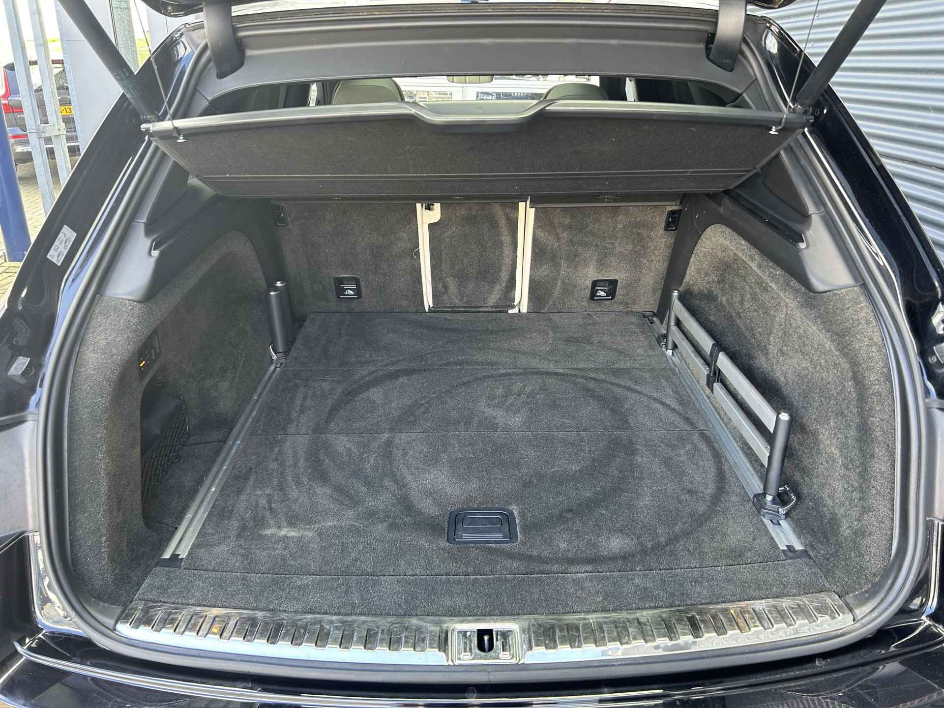 Bentley Bentayga 6.0 W12 | Nachtzicht | Adaptieve CruiseControl | 360 Camera | Panoramadak | 22” Lichtmetaal | Stuurwiel verwarmd | Elektrische zetels + Geheugen | NAIM Sound | Elektrische Trekhaak | Niveau Regeling | Carbon Pakket | NL Auto | - 14/47