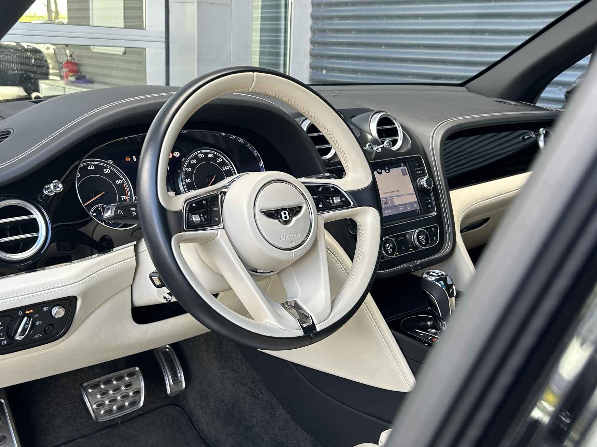 Bentley Bentayga 6.0 W12 | Nachtzicht | Adaptieve CruiseControl | 360 Camera | Panoramadak | 22” Lichtmetaal | Stuurwiel verwarmd | Elektrische zetels + Geheugen | NAIM Sound | Elektrische Trekhaak | Niveau Regeling | Carbon Pakket | NL Auto | - 16/47