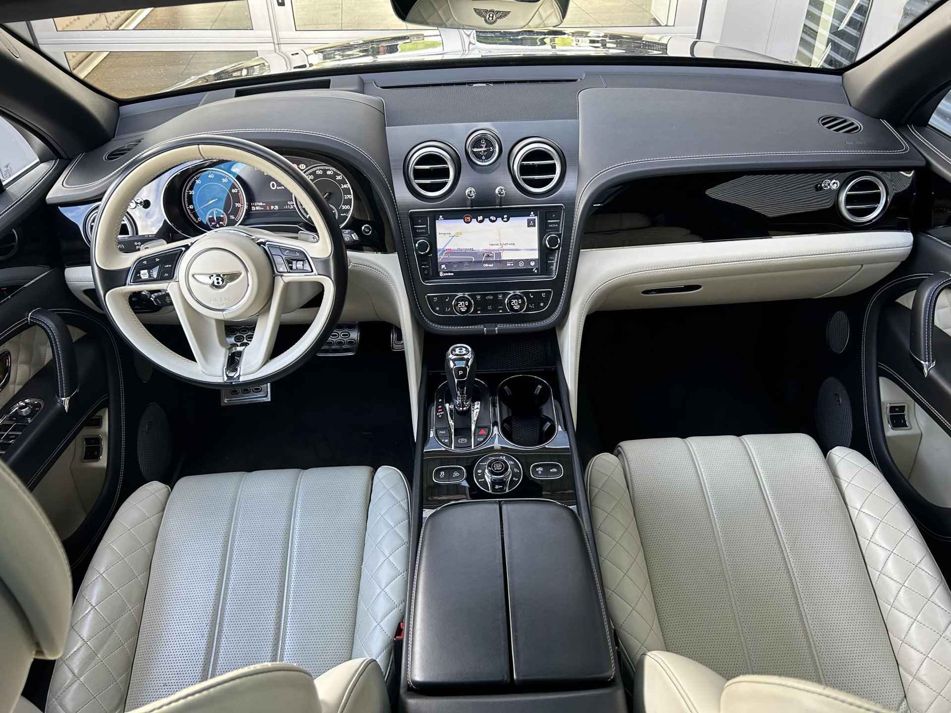 Bentley Bentayga 6.0 W12 | Nachtzicht | Adaptieve CruiseControl | 360 Camera | Panoramadak | 22” Lichtmetaal | Stuurwiel verwarmd | Elektrische zetels + Geheugen | NAIM Sound | Elektrische Trekhaak | Niveau Regeling | Carbon Pakket | NL Auto | - 17/47