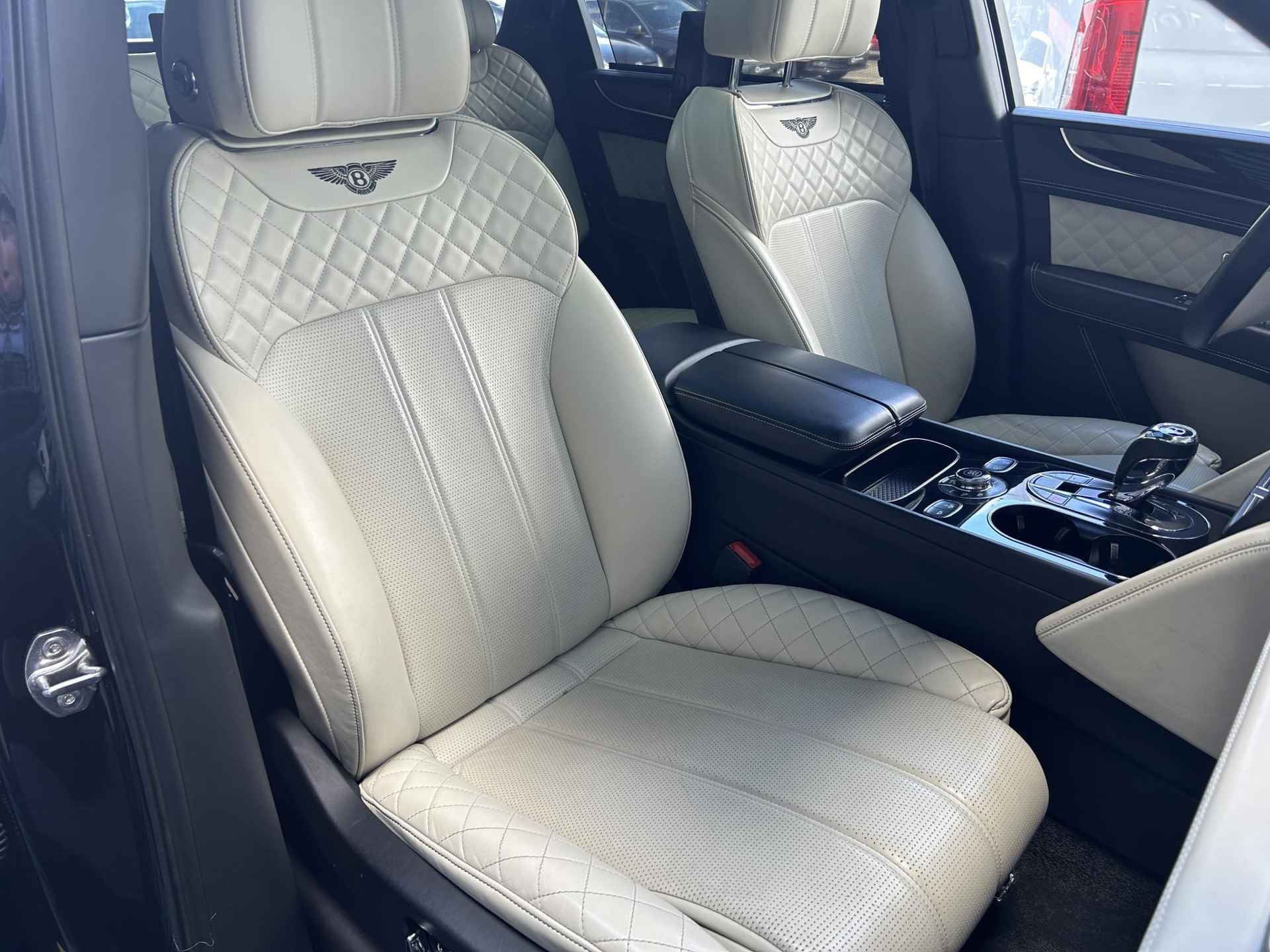 Bentley Bentayga 6.0 W12 | Nachtzicht | Adaptieve CruiseControl | 360 Camera | Panoramadak | 22” Lichtmetaal | Stuurwiel verwarmd | Elektrische zetels + Geheugen | NAIM Sound | Elektrische Trekhaak | Niveau Regeling | Carbon Pakket | NL Auto | - 18/47