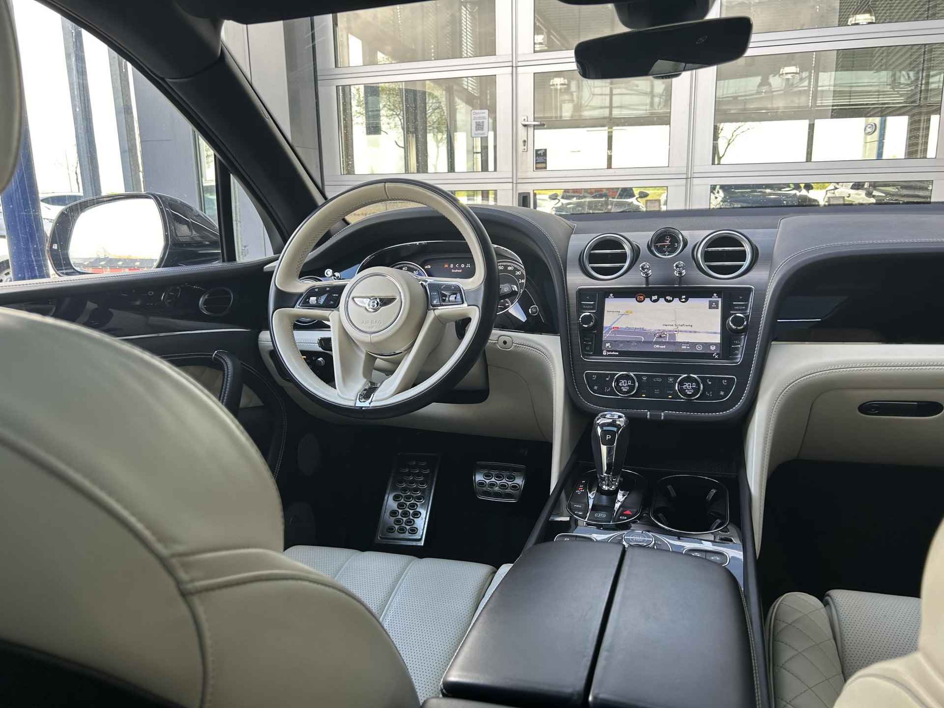 Bentley Bentayga 6.0 W12 | Nachtzicht | Adaptieve CruiseControl | 360 Camera | Panoramadak | 22” Lichtmetaal | Stuurwiel verwarmd | Elektrische zetels + Geheugen | NAIM Sound | Elektrische Trekhaak | Niveau Regeling | Carbon Pakket | NL Auto | - 22/47