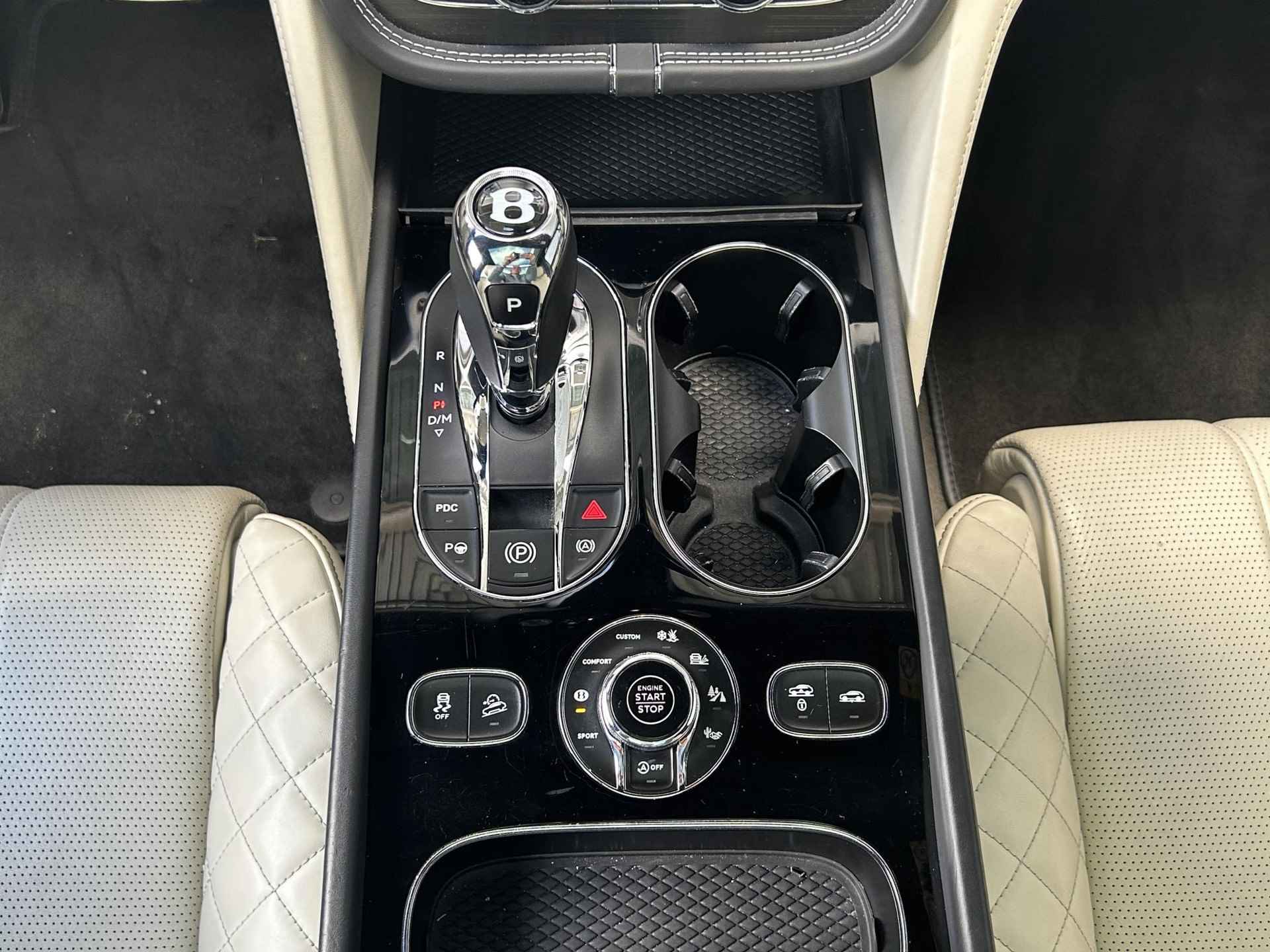 Bentley Bentayga 6.0 W12 | Nachtzicht | Adaptieve CruiseControl | 360 Camera | Panoramadak | 22” Lichtmetaal | Stuurwiel verwarmd | Elektrische zetels + Geheugen | NAIM Sound | Elektrische Trekhaak | Niveau Regeling | Carbon Pakket | NL Auto | - 23/47