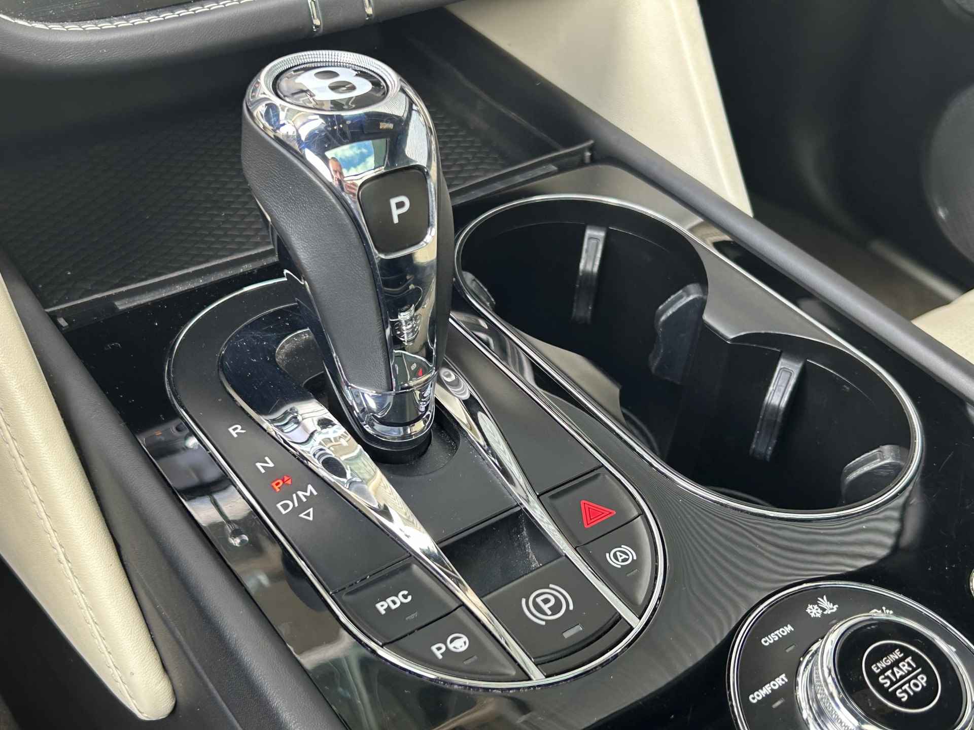 Bentley Bentayga 6.0 W12 | Nachtzicht | Adaptieve CruiseControl | 360 Camera | Panoramadak | 22” Lichtmetaal | Stuurwiel verwarmd | Elektrische zetels + Geheugen | NAIM Sound | Elektrische Trekhaak | Niveau Regeling | Carbon Pakket | NL Auto | - 27/47