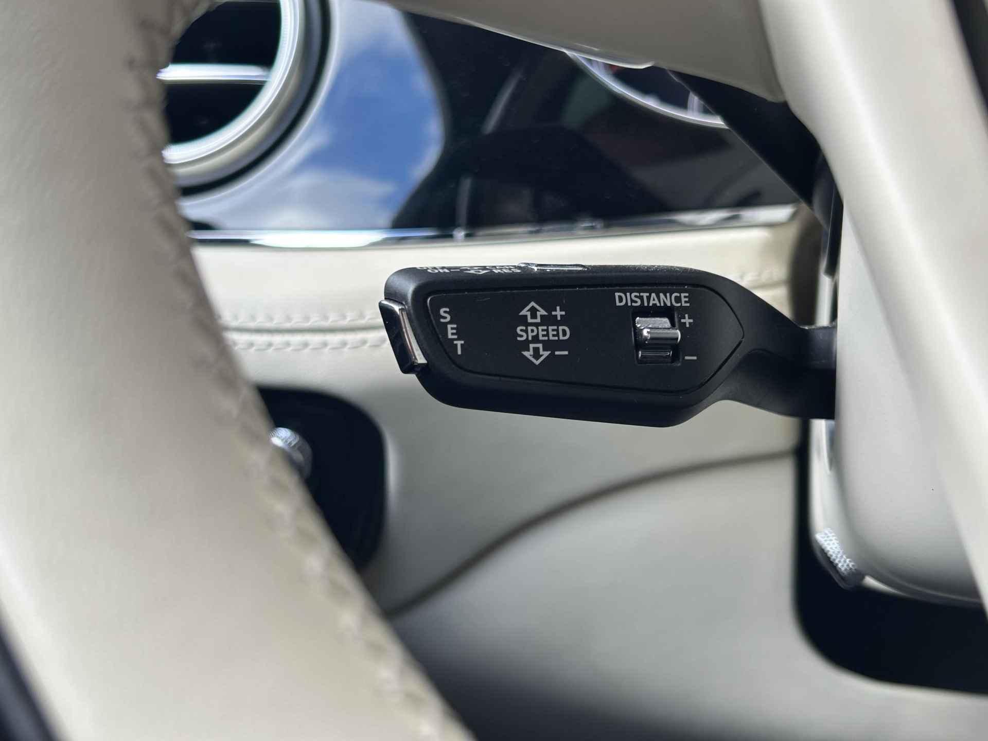 Bentley Bentayga 6.0 W12 | Nachtzicht | Adaptieve CruiseControl | 360 Camera | Panoramadak | 22” Lichtmetaal | Stuurwiel verwarmd | Elektrische zetels + Geheugen | NAIM Sound | Elektrische Trekhaak | Niveau Regeling | Carbon Pakket | NL Auto | - 32/47