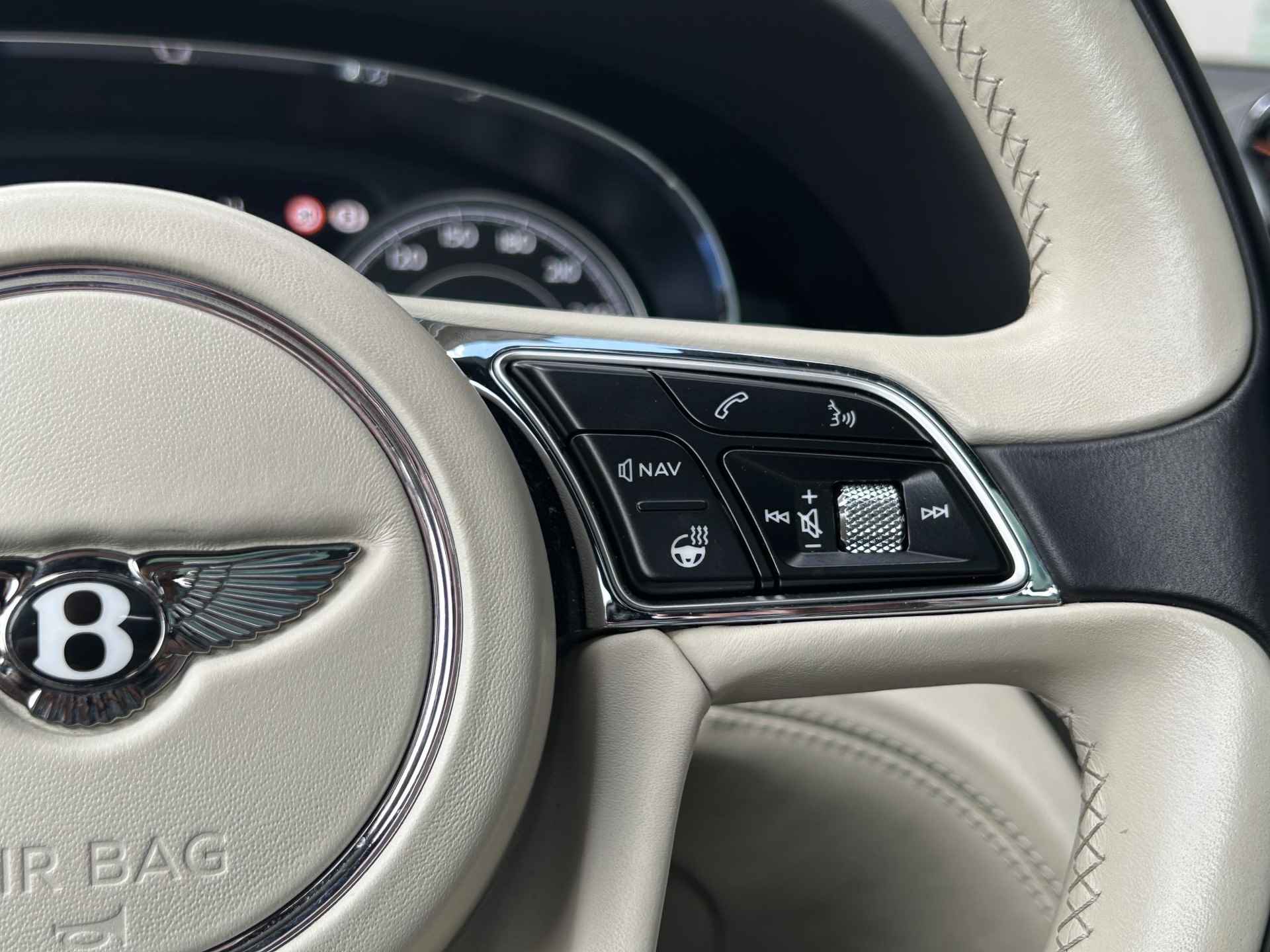 Bentley Bentayga 6.0 W12 | Nachtzicht | Adaptieve CruiseControl | 360 Camera | Panoramadak | 22” Lichtmetaal | Stuurwiel verwarmd | Elektrische zetels + Geheugen | NAIM Sound | Elektrische Trekhaak | Niveau Regeling | Carbon Pakket | NL Auto | - 33/47