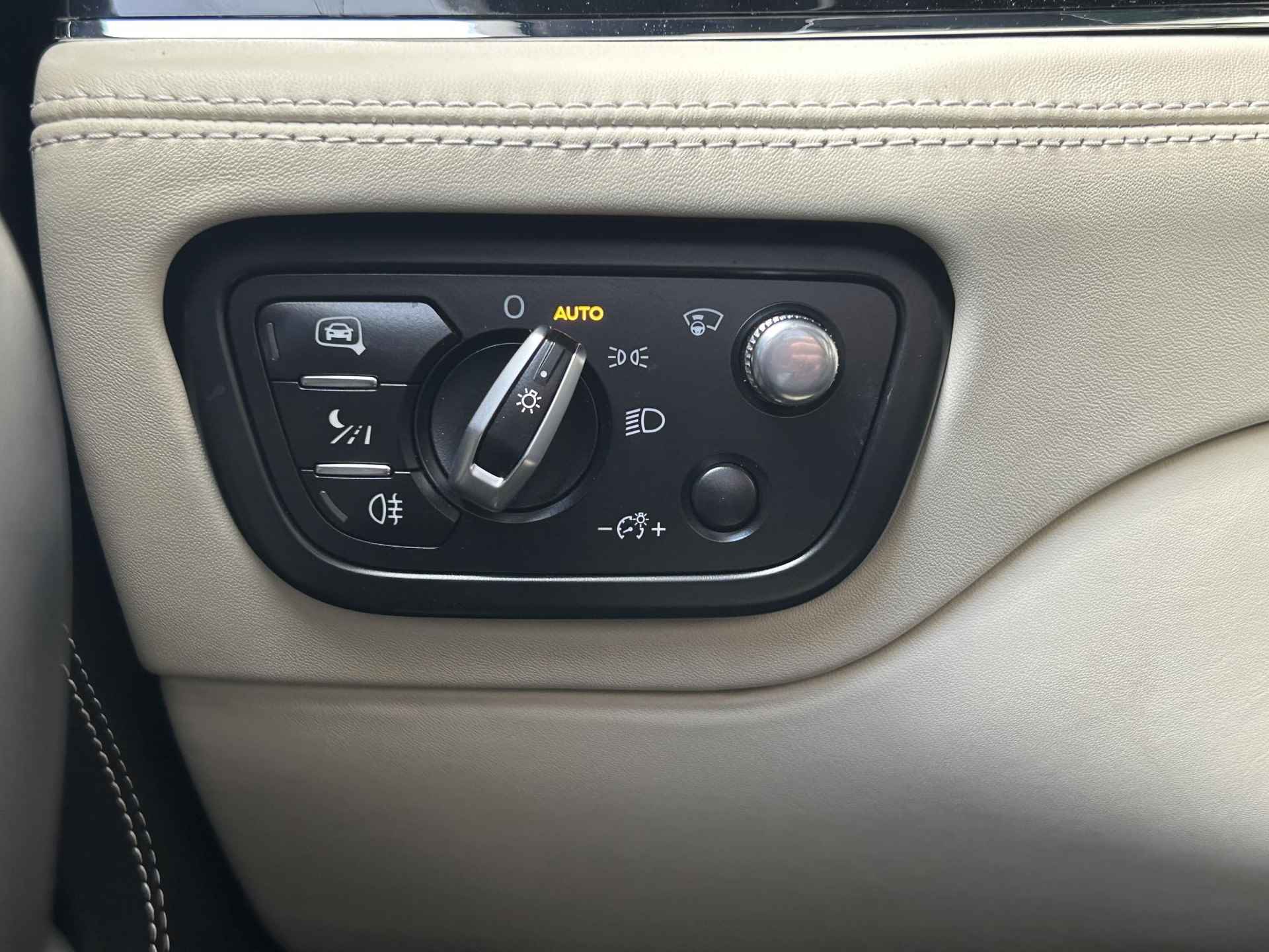 Bentley Bentayga 6.0 W12 | Nachtzicht | Adaptieve CruiseControl | 360 Camera | Panoramadak | 22” Lichtmetaal | Stuurwiel verwarmd | Elektrische zetels + Geheugen | NAIM Sound | Elektrische Trekhaak | Niveau Regeling | Carbon Pakket | NL Auto | - 36/47