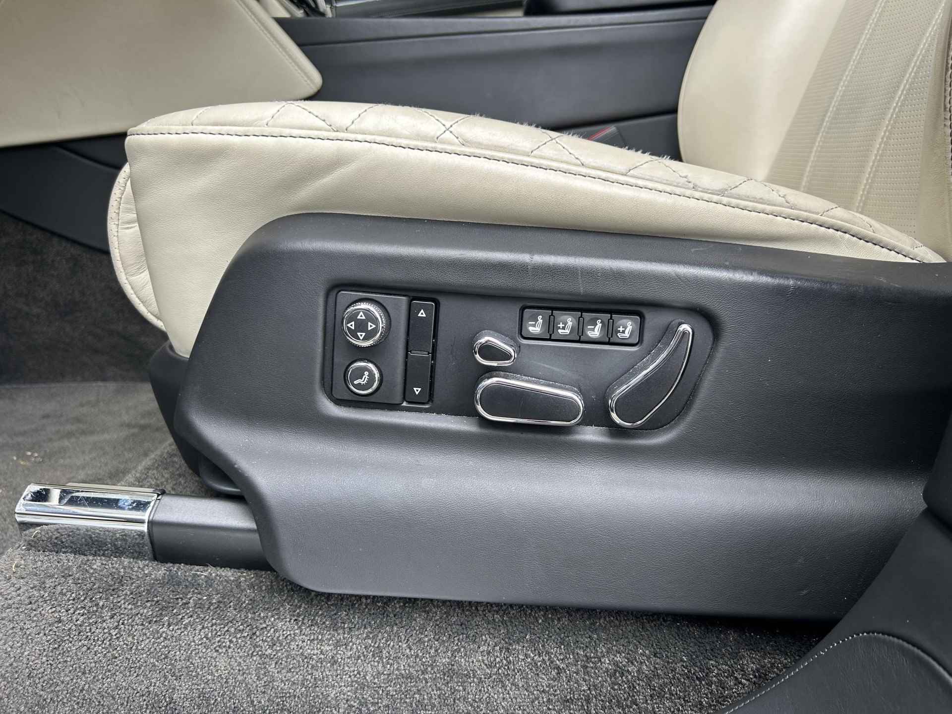 Bentley Bentayga 6.0 W12 | Nachtzicht | Adaptieve CruiseControl | 360 Camera | Panoramadak | 22” Lichtmetaal | Stuurwiel verwarmd | Elektrische zetels + Geheugen | NAIM Sound | Elektrische Trekhaak | Niveau Regeling | Carbon Pakket | NL Auto | - 38/47