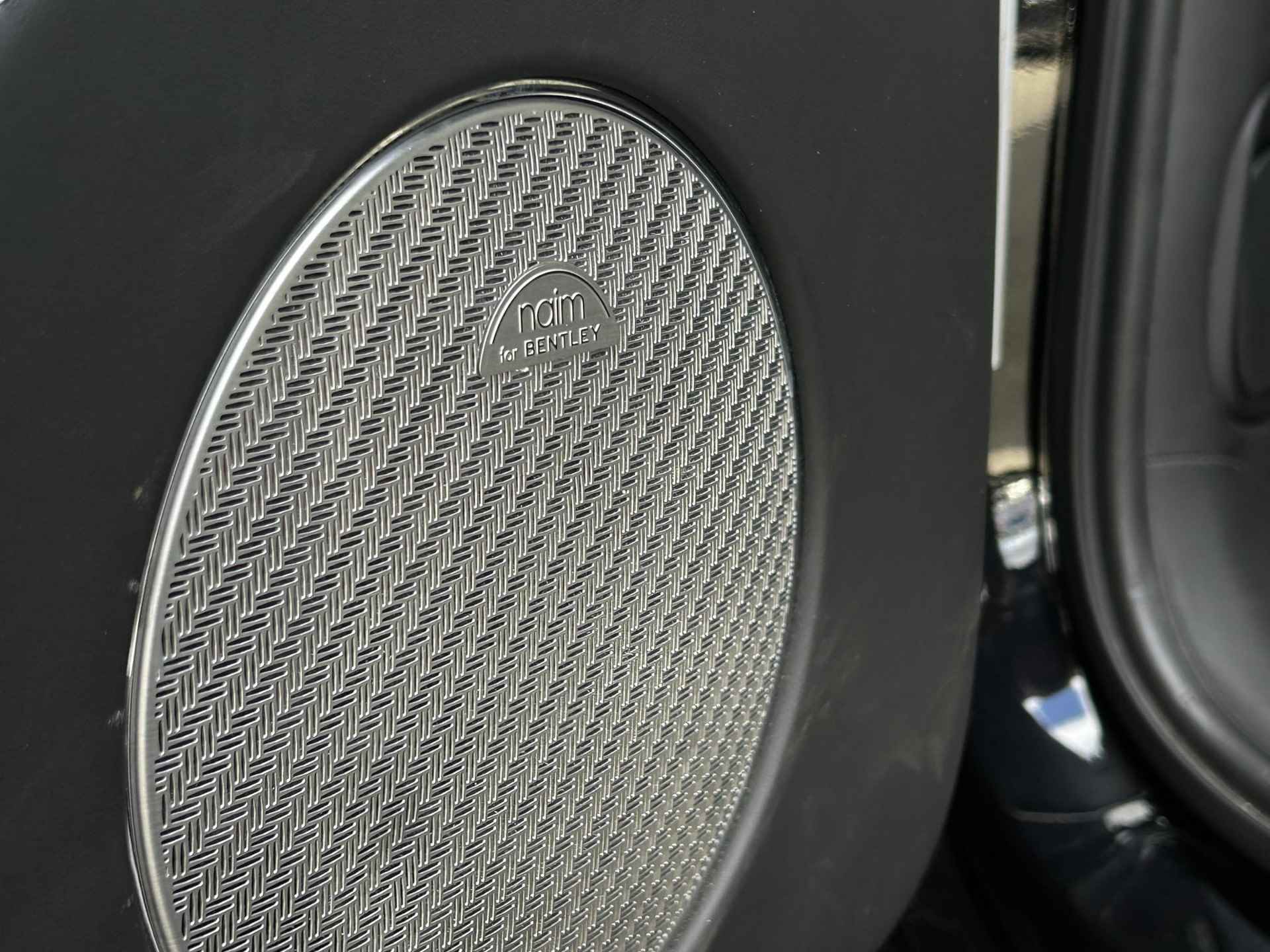 Bentley Bentayga 6.0 W12 | Nachtzicht | Adaptieve CruiseControl | 360 Camera | Panoramadak | 22” Lichtmetaal | Stuurwiel verwarmd | Elektrische zetels + Geheugen | NAIM Sound | Elektrische Trekhaak | Niveau Regeling | Carbon Pakket | NL Auto | - 39/47