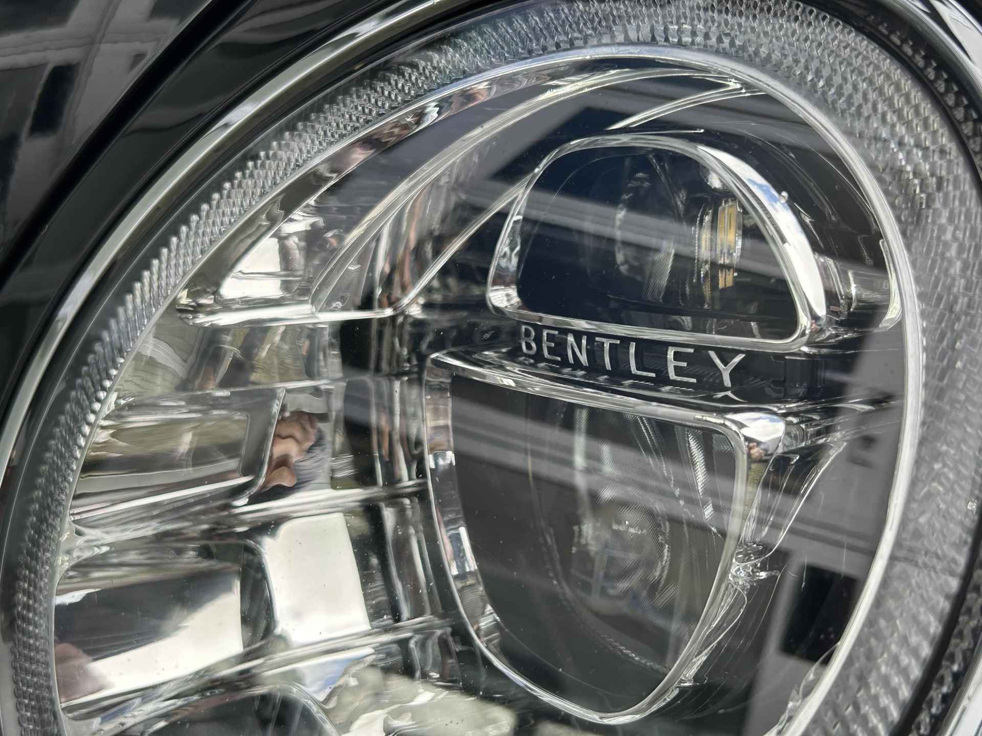 Bentley Bentayga 6.0 W12 | Nachtzicht | Adaptieve CruiseControl | 360 Camera | Panoramadak | 22” Lichtmetaal | Stuurwiel verwarmd | Elektrische zetels + Geheugen | NAIM Sound | Elektrische Trekhaak | Niveau Regeling | Carbon Pakket | NL Auto | - 41/47