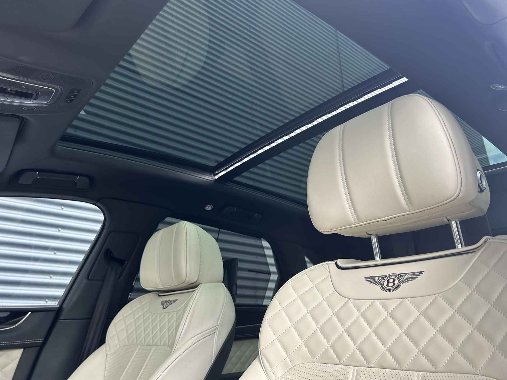 Bentley Bentayga 6.0 W12 | Nachtzicht | Adaptieve CruiseControl | 360 Camera | Panoramadak | 22” Lichtmetaal | Stuurwiel verwarmd | Elektrische zetels + Geheugen | NAIM Sound | Elektrische Trekhaak | Niveau Regeling | Carbon Pakket | NL Auto | - 44/47