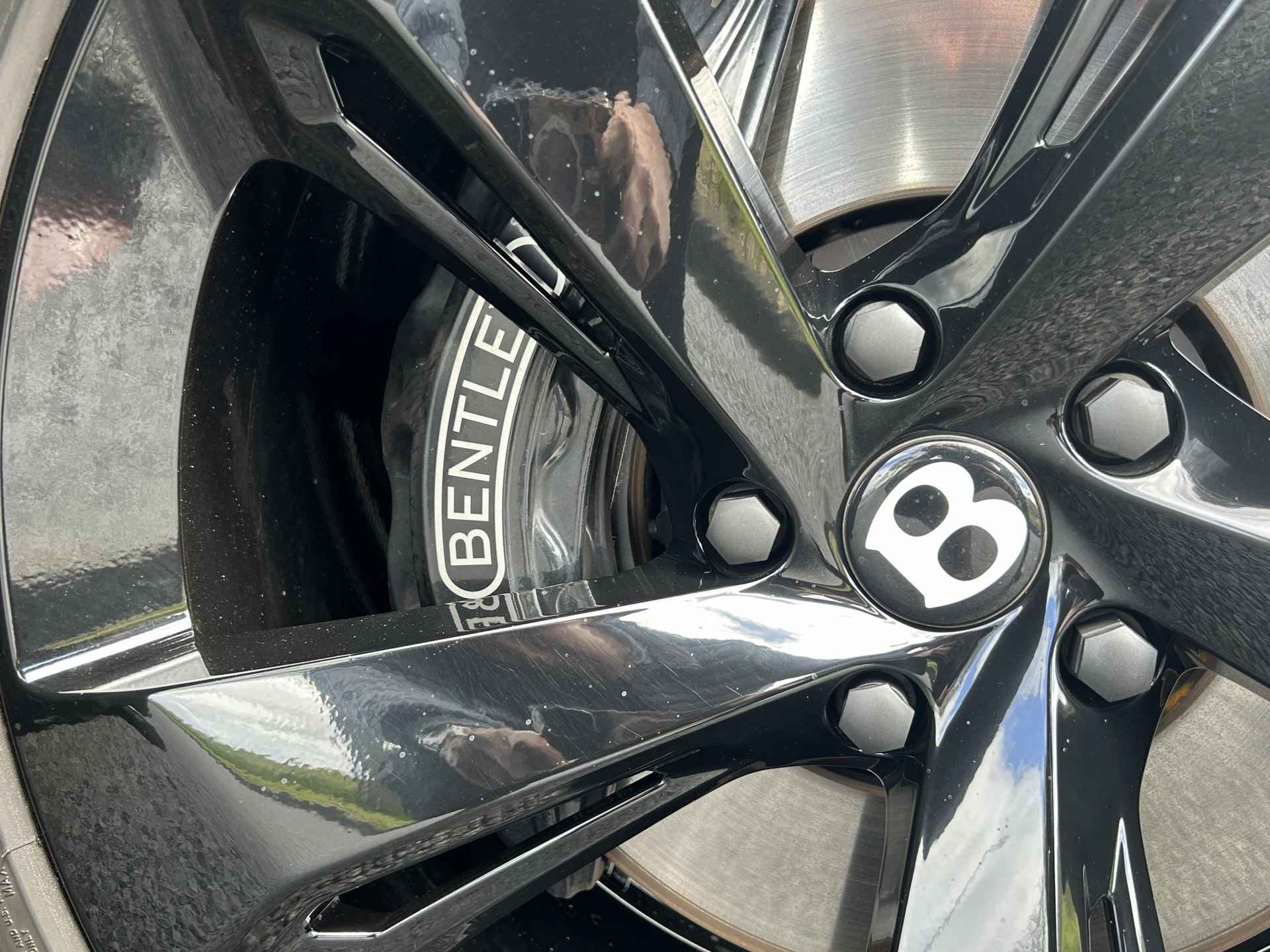 Bentley Bentayga 6.0 W12 | Nachtzicht | Adaptieve CruiseControl | 360 Camera | Panoramadak | 22” Lichtmetaal | Stuurwiel verwarmd | Elektrische zetels + Geheugen | NAIM Sound | Elektrische Trekhaak | Niveau Regeling | Carbon Pakket | NL Auto | - 46/47