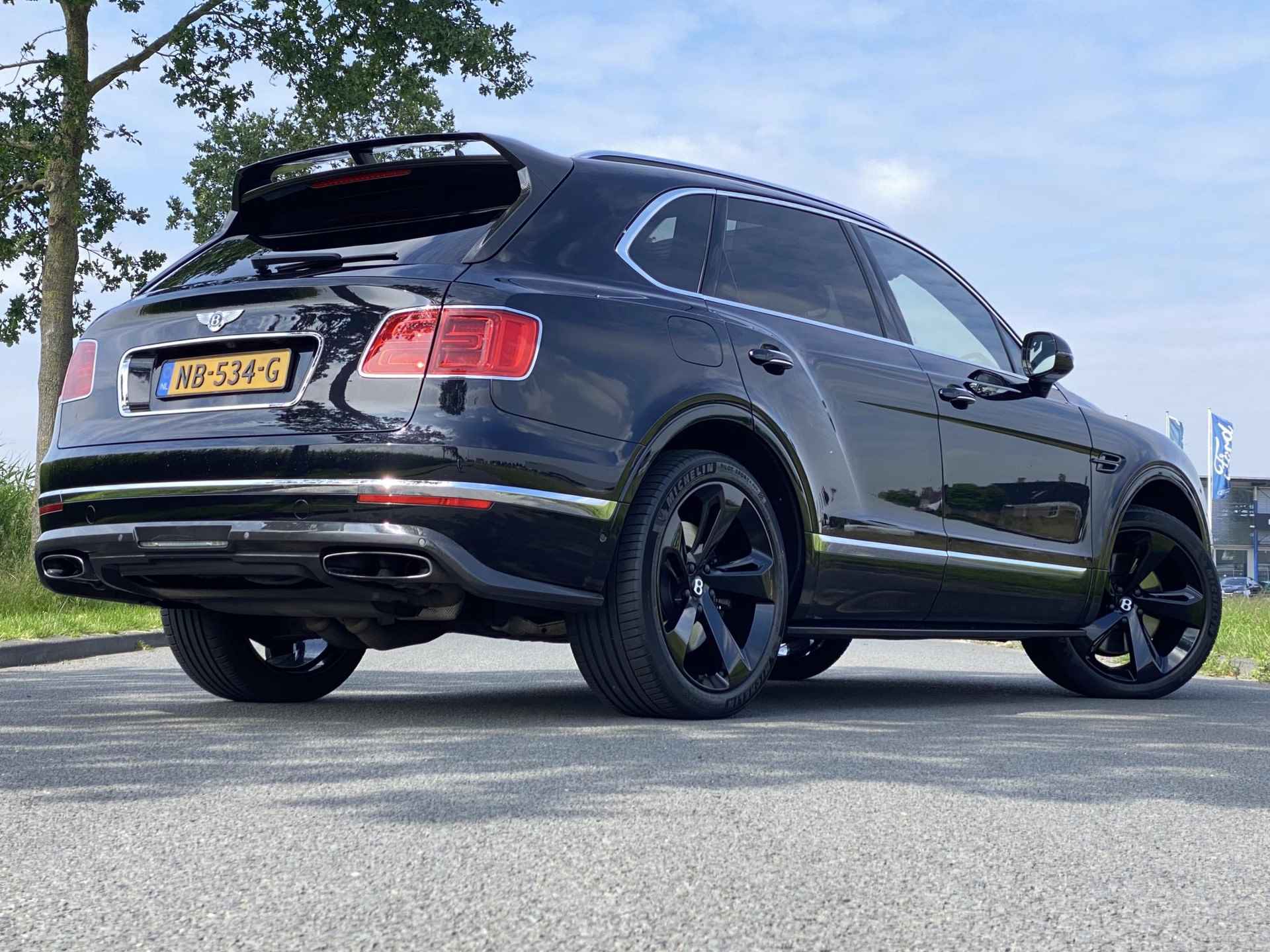 Bentley Bentayga 6.0 W12 | Nachtzicht | Adaptieve CruiseControl | 360 Camera | Panoramadak | 22” Lichtmetaal | Stuurwiel verwarmd | Elektrische zetels + Geheugen | NAIM Sound | Elektrische Trekhaak | Niveau Regeling | Carbon Pakket | NL Auto | - 11/97