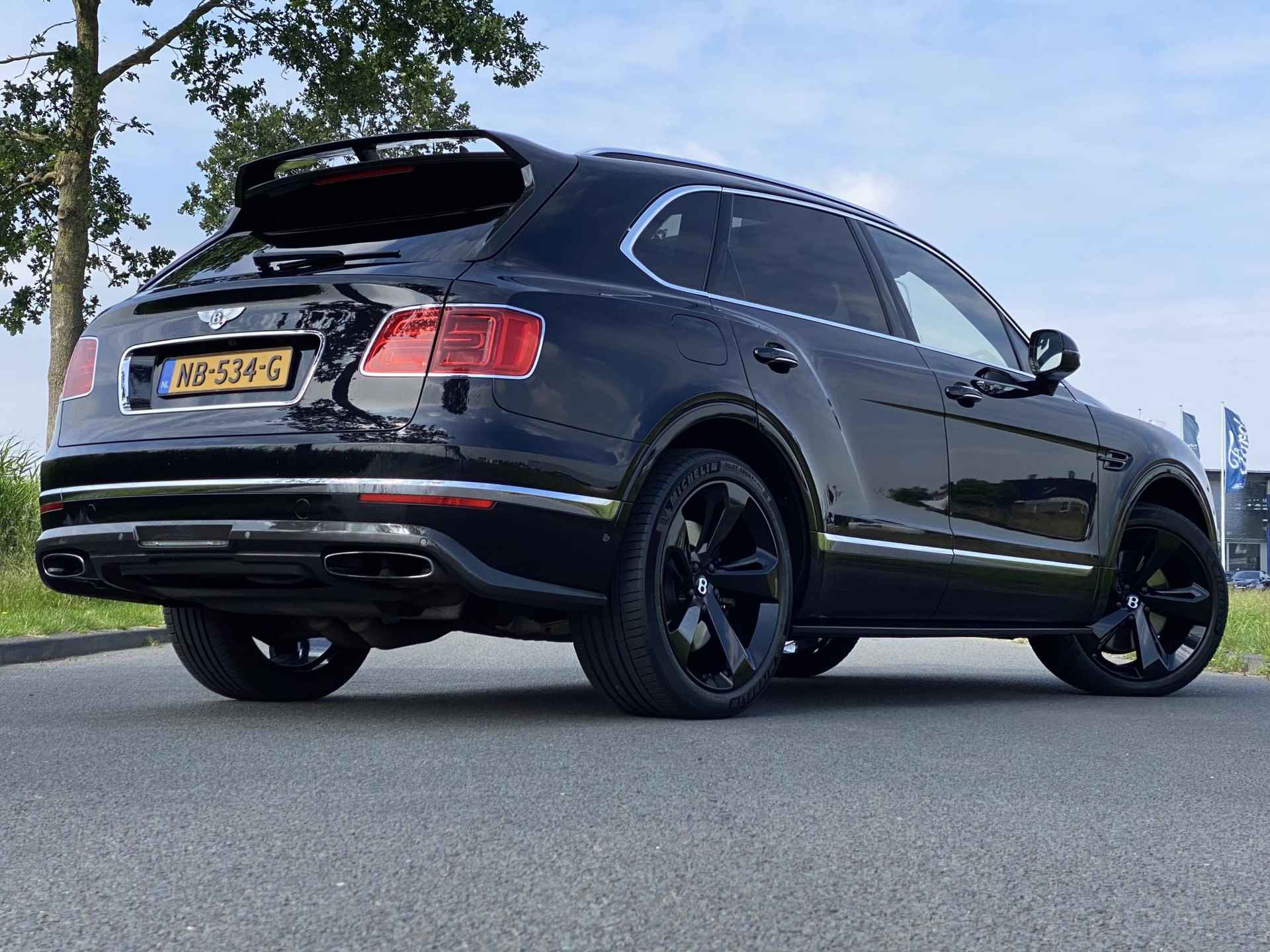 Bentley Bentayga 6.0 W12 | Nachtzicht | Adaptieve CruiseControl | 360 Camera | Panoramadak | 22” Lichtmetaal | Stuurwiel verwarmd | Elektrische zetels + Geheugen | NAIM Sound | Elektrische Trekhaak | Niveau Regeling | Carbon Pakket | NL Auto | - 12/97