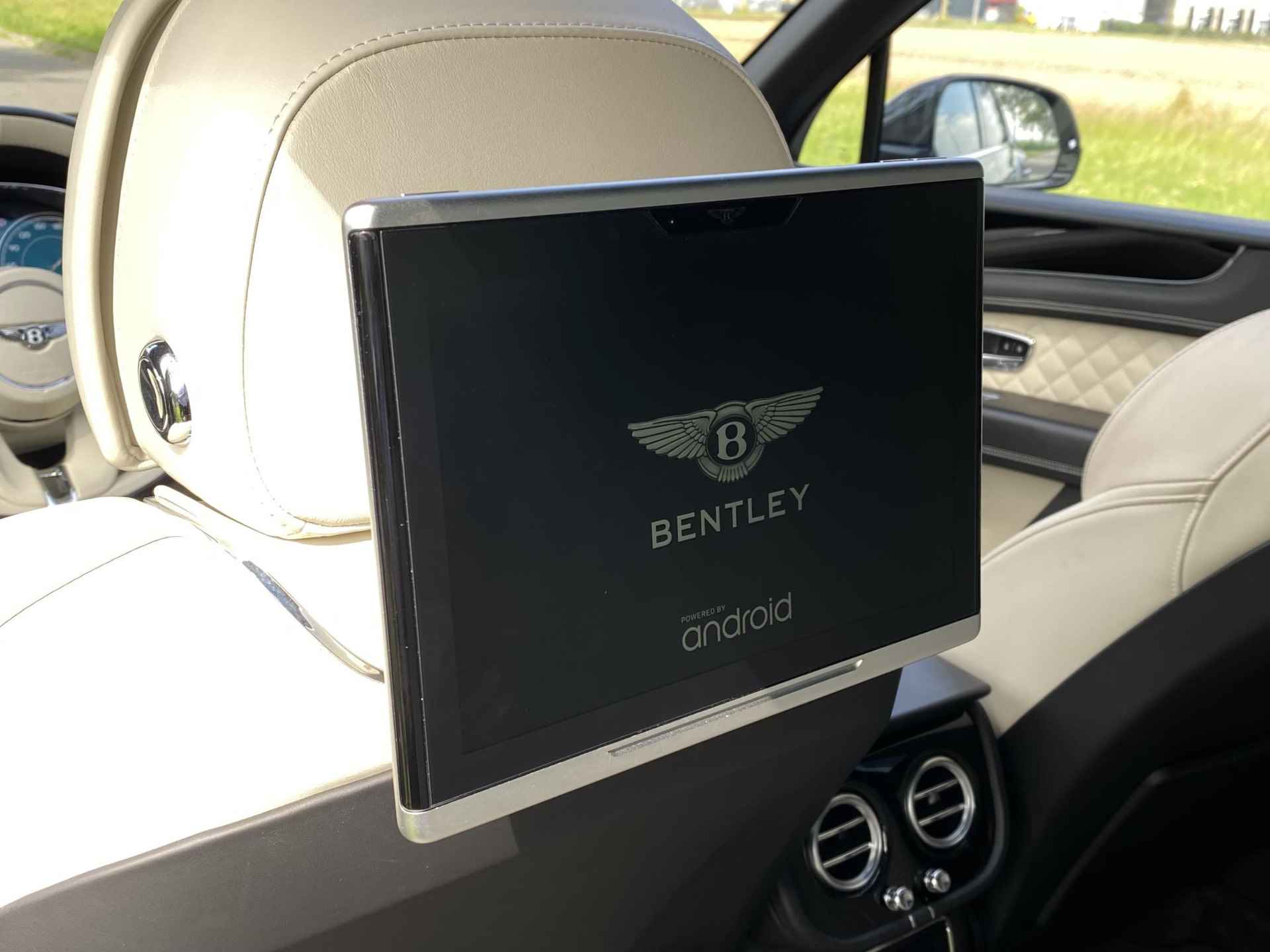 Bentley Bentayga 6.0 W12 | Nachtzicht | Adaptieve CruiseControl | 360 Camera | Panoramadak | 22” Lichtmetaal | Stuurwiel verwarmd | Elektrische zetels + Geheugen | NAIM Sound | Elektrische Trekhaak | Niveau Regeling | Carbon Pakket | NL Auto | - 26/97