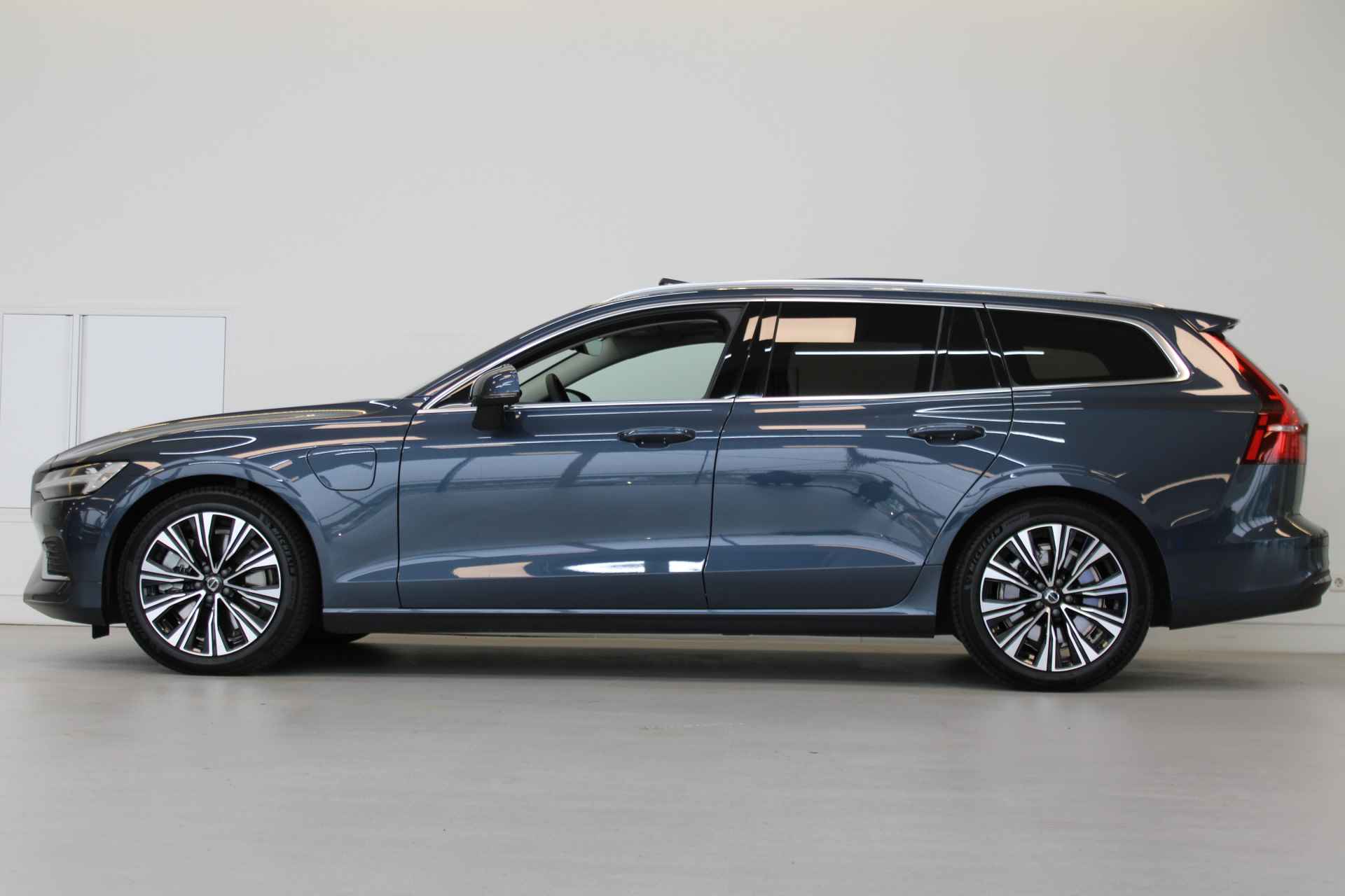 Volvo V60 T8 455PK AWD Plus Bright | Panoramadak | Trekhaak | Adapt LED | BLIS | Getint Glas | Achterb verw - 3/63