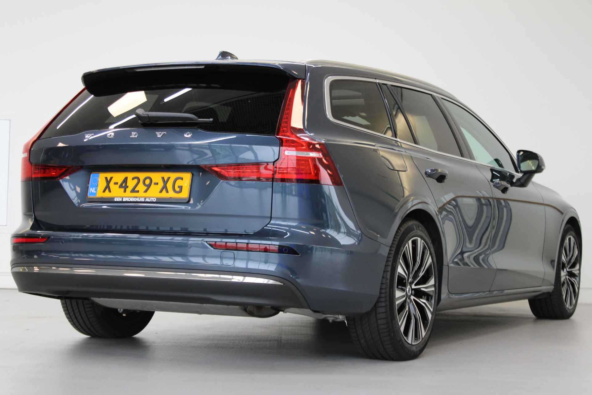 Volvo V60 T8 455PK AWD Plus Bright | Panoramadak | Trekhaak | Adapt LED | BLIS | Getint Glas | Achterb verw - 4/63