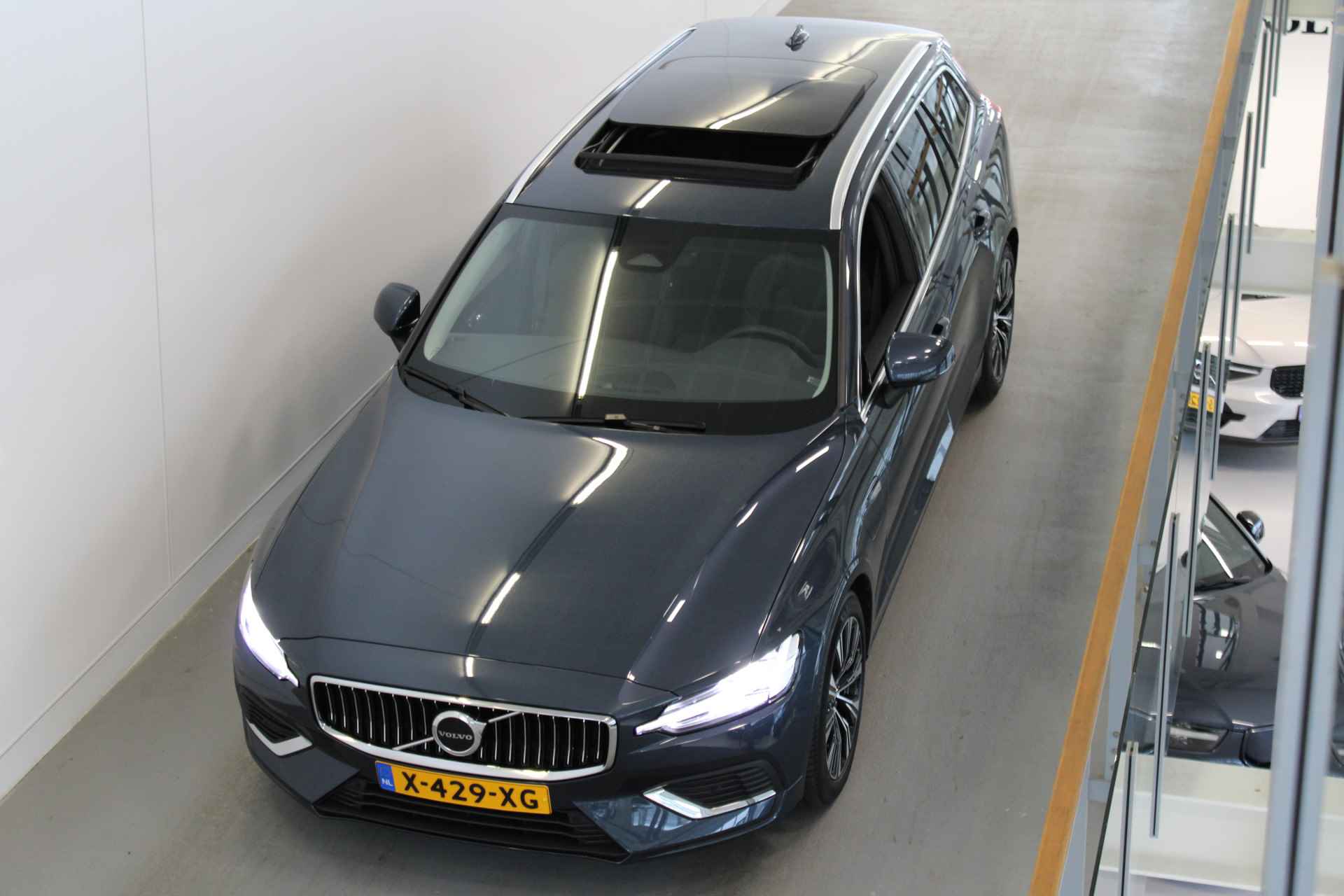 Volvo V60 T8 455PK AWD Plus Bright | Panoramadak | Trekhaak | Adapt LED | BLIS | Getint Glas | Achterb verw - 24/63