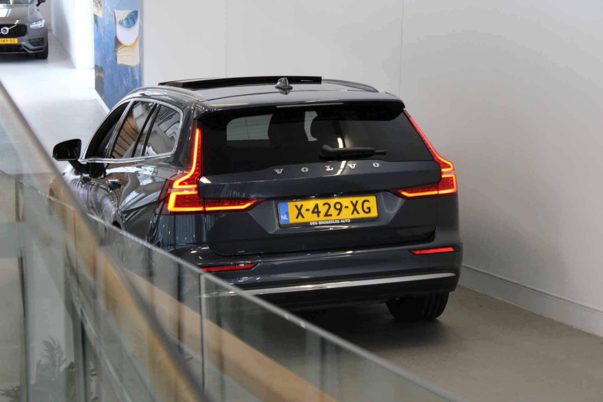 Volvo V60 T8 455PK AWD Plus Bright | Panoramadak | Trekhaak | Adapt LED | BLIS | Getint Glas | Achterb verw - 62/63