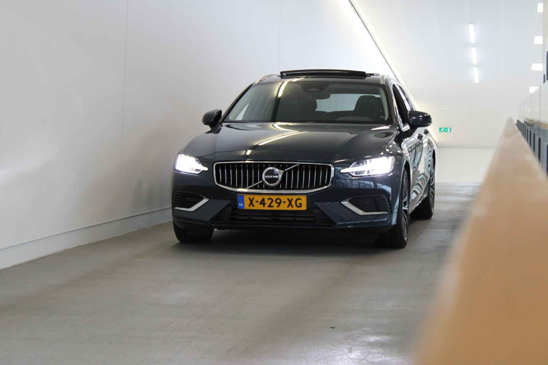 Volvo V60 T8 455PK AWD Plus Bright | Panoramadak | Trekhaak | Adapt LED | BLIS | Getint Glas | Achterb verw - 63/63