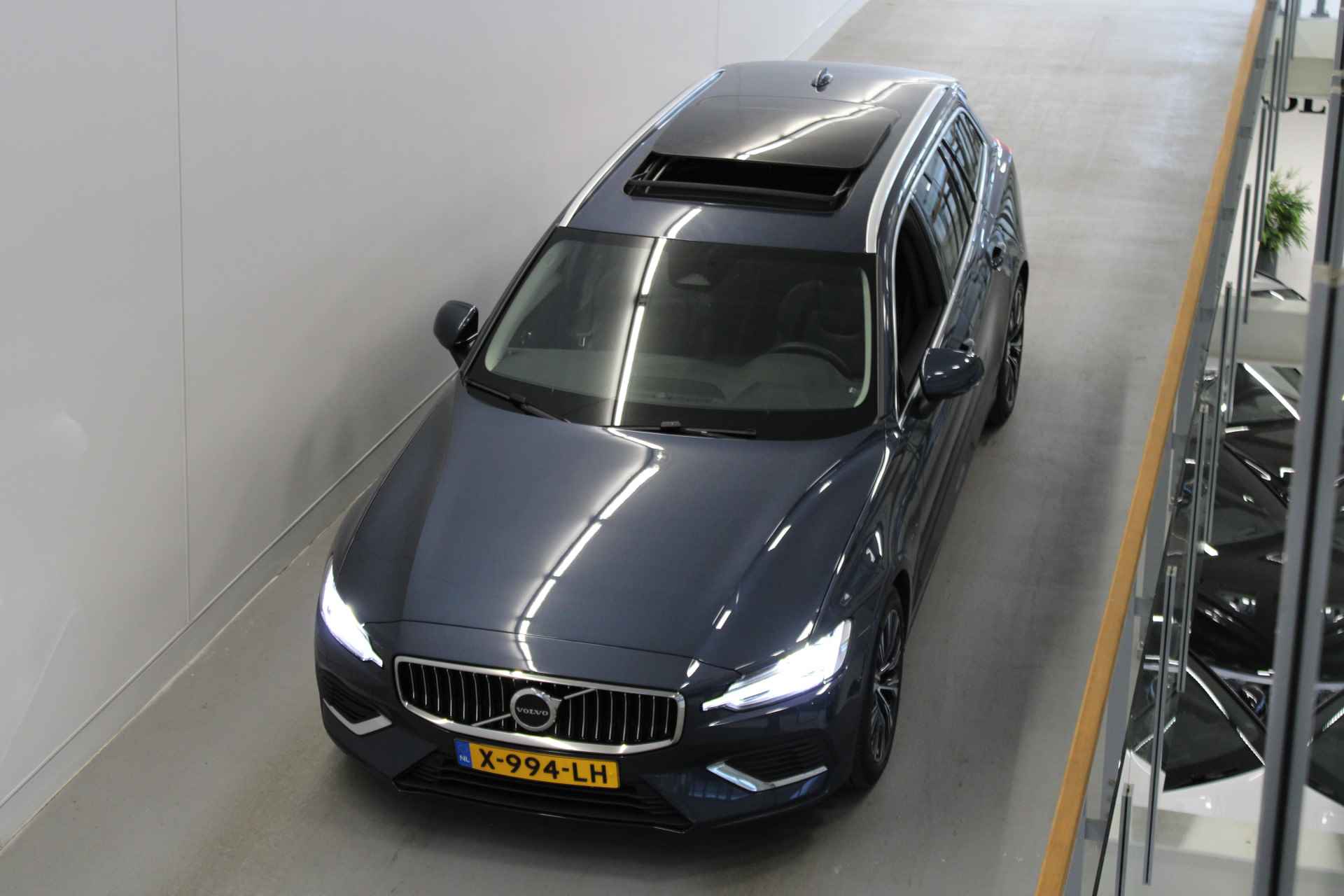 Volvo V60 T8 455PK AWD Plus Bright | Panoramadak | Trekhaak | Adapt LED | BLIS | Getint Glas | Achterb verw - 23/62