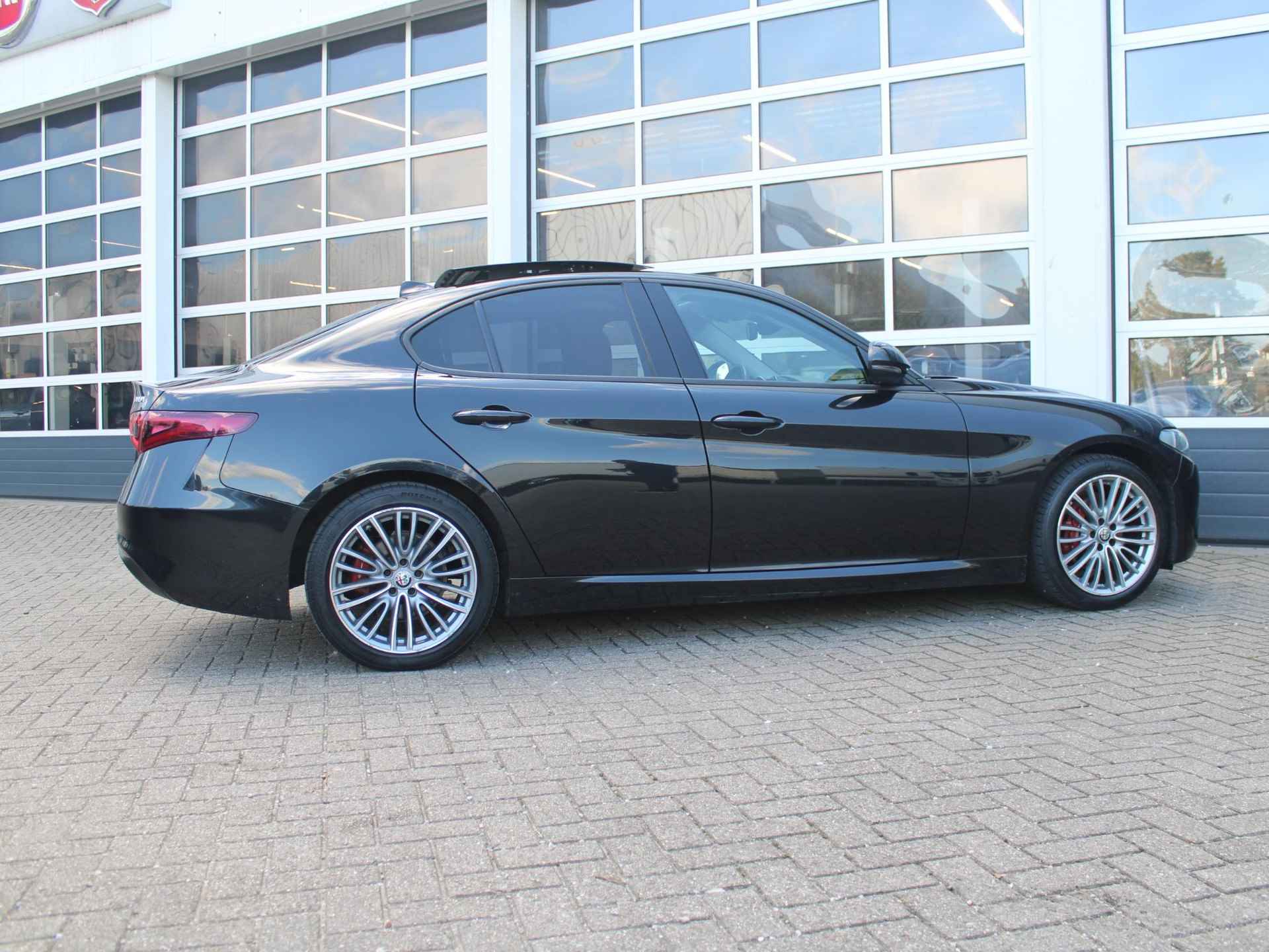 Alfa Romeo Giulia 2.0 Turbo Aut. 200pk Super | Bruin Leder | Schuif/Kanteldak | 18" - 22/27