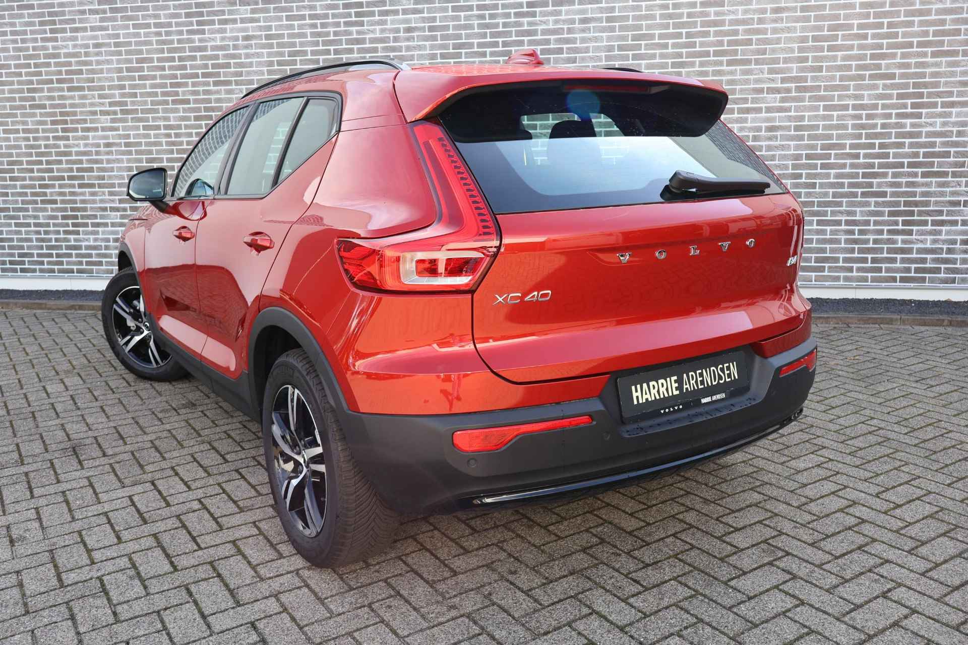 Volvo XC40 2.0 B4 Plus Dark | Trekhaak | Adaptieve Cruise Control | Parkeersensoren vóór en achter | Achteruitrij camera | verwarmde voorstoelen en stuurwiel - 4/17