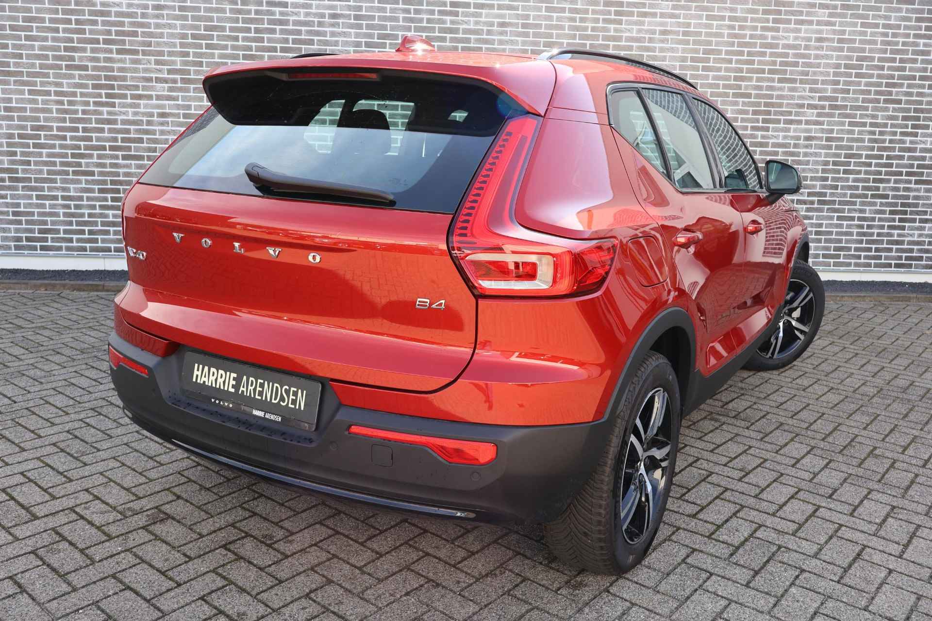 Volvo XC40 2.0 B4 Plus Dark | Trekhaak | Adaptieve Cruise Control | Parkeersensoren vóór en achter | Achteruitrij camera | verwarmde voorstoelen en stuurwiel - 5/17