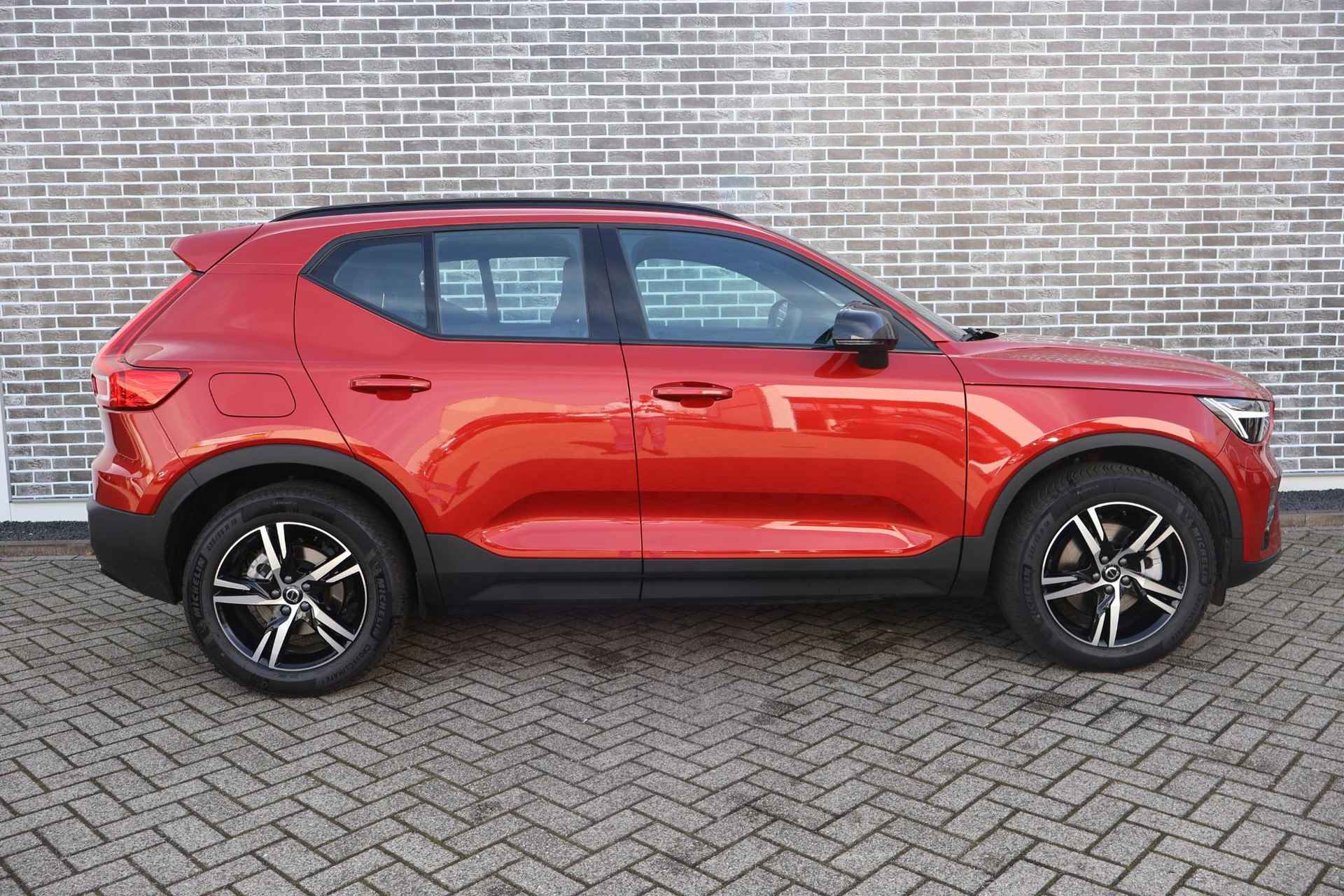 Volvo XC40 2.0 B4 Plus Dark | Trekhaak | Adaptieve Cruise Control | Parkeersensoren vóór en achter | Achteruitrij camera | verwarmde voorstoelen en stuurwiel - 7/17