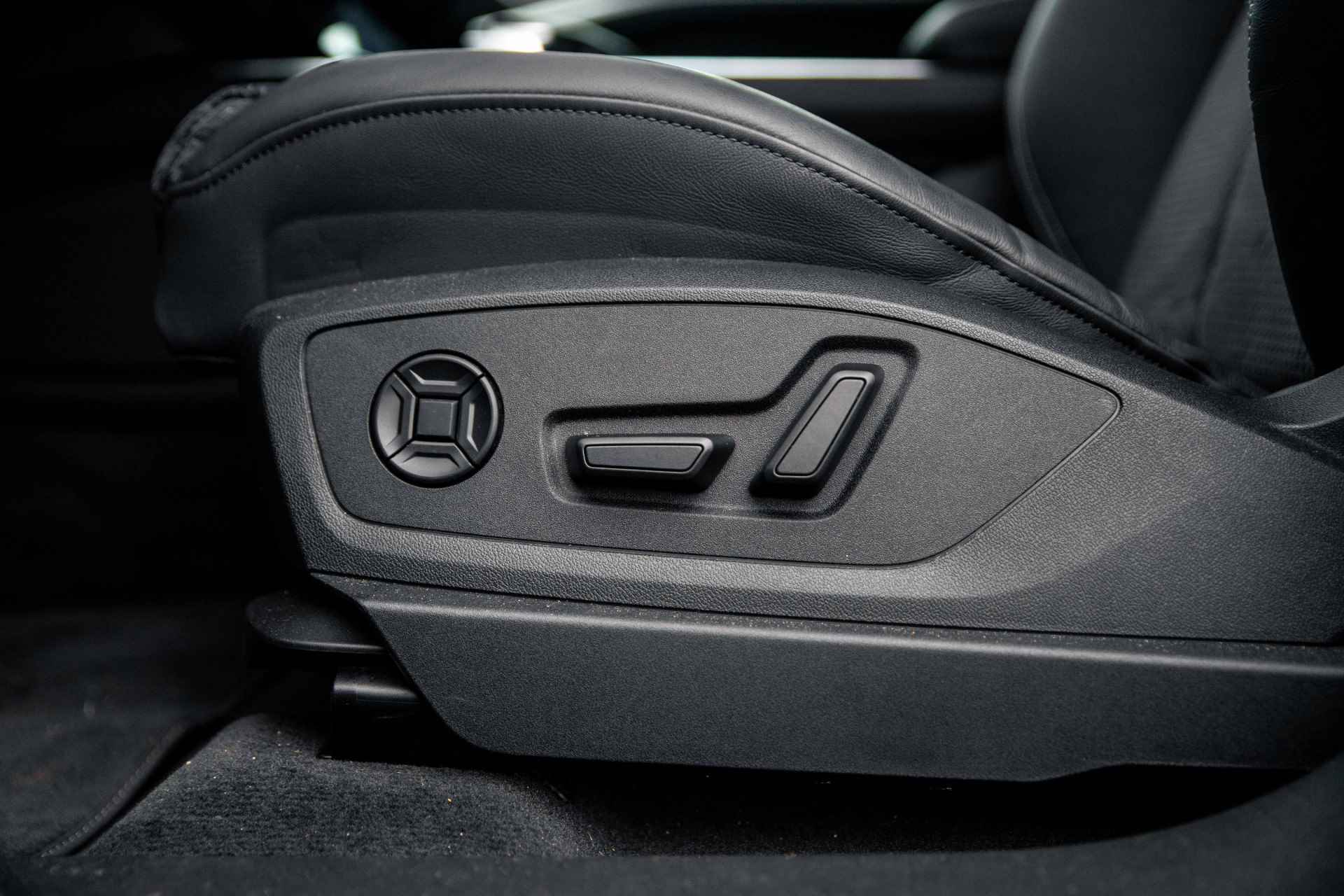 Audi e-tron 55 quattro S edition 95 kWh | Luchtvering | Achteruitrijcamera | - 39/71