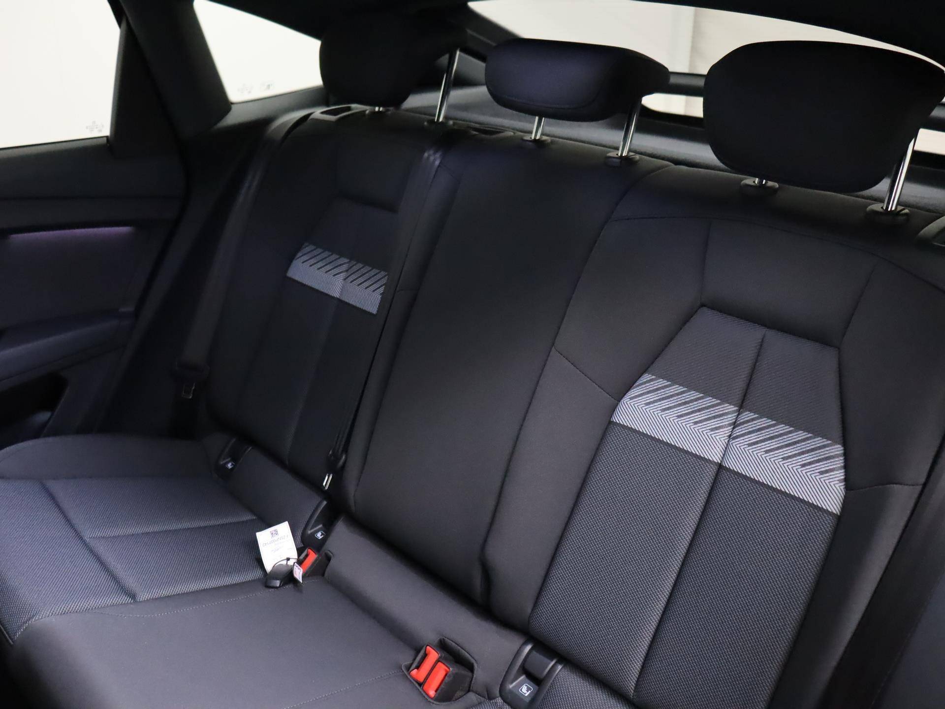 Audi Q4 Sportback e-tron 40 Advanced edition 77 kWh 204 PK | Demo | Navigatie | Camera | Parkeersensoren | Stoelverwarming | Dodehoek sensor | Adaptive cruise control  3-Zone Climate Control | LED | - 17/40