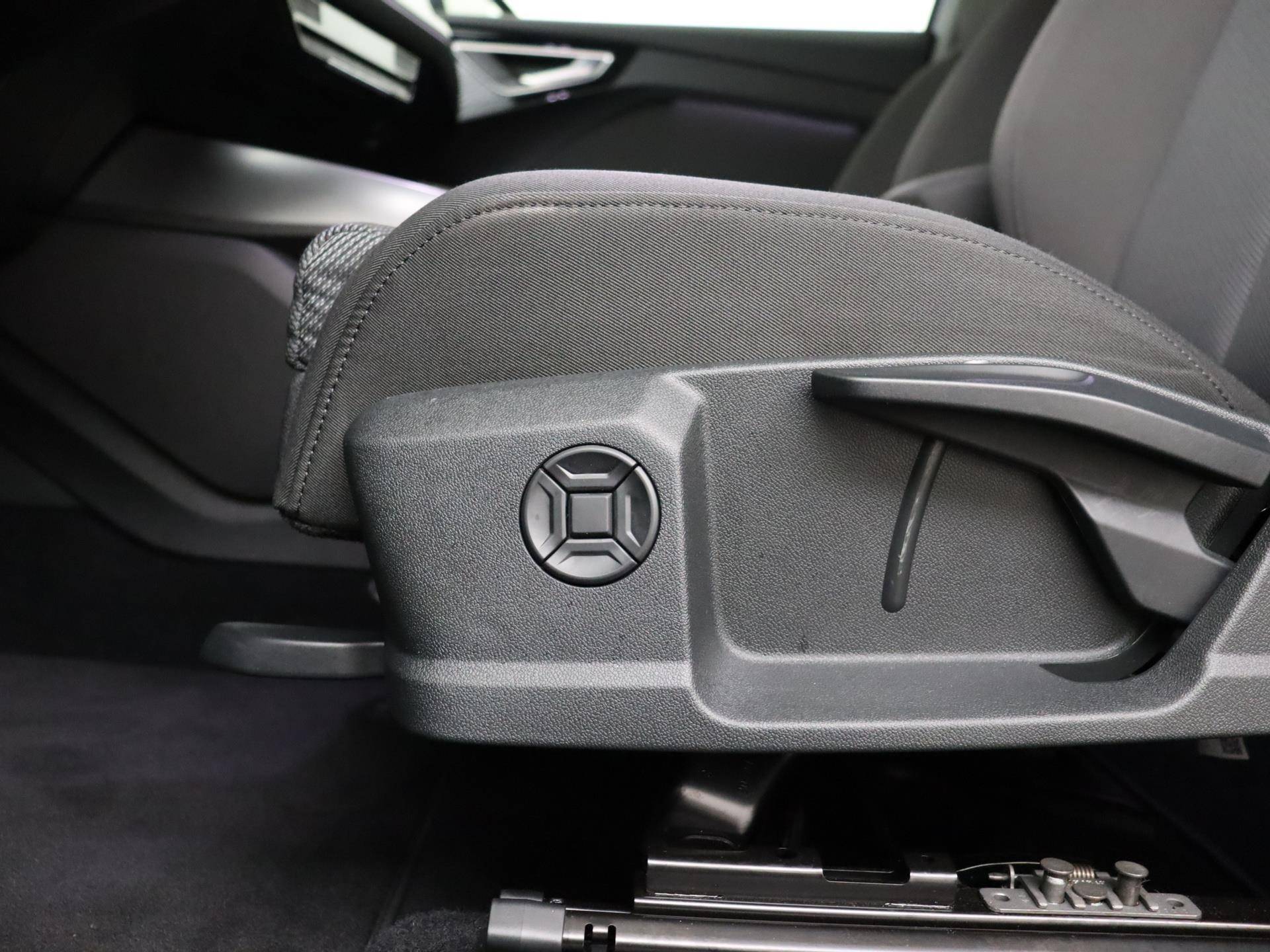 Audi Q4 Sportback e-tron 40 Advanced edition 77 kWh 204 PK | Demo | Navigatie | Camera | Parkeersensoren | Stoelverwarming | Dodehoek sensor | Adaptive cruise control  3-Zone Climate Control | LED | - 36/40