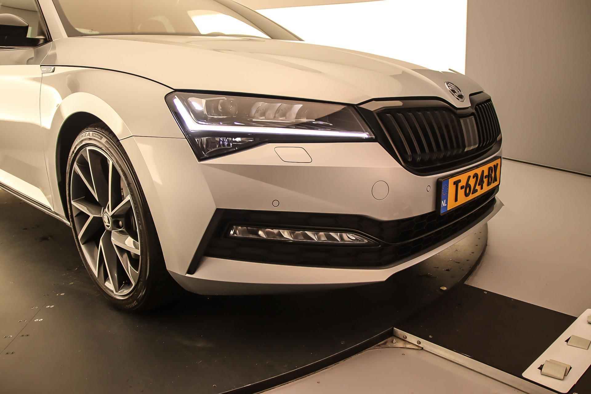 Škoda Superb Sportline Business 1.5 TSI 150pk DSG Automaat Panoramadak, Adaptive cruise control, Navigatie, LED matrix verlichting, Achteruitrijcamera, Stoelverwarming, Airco, Parkeersensoren, Elektrische achterklep - 42/51