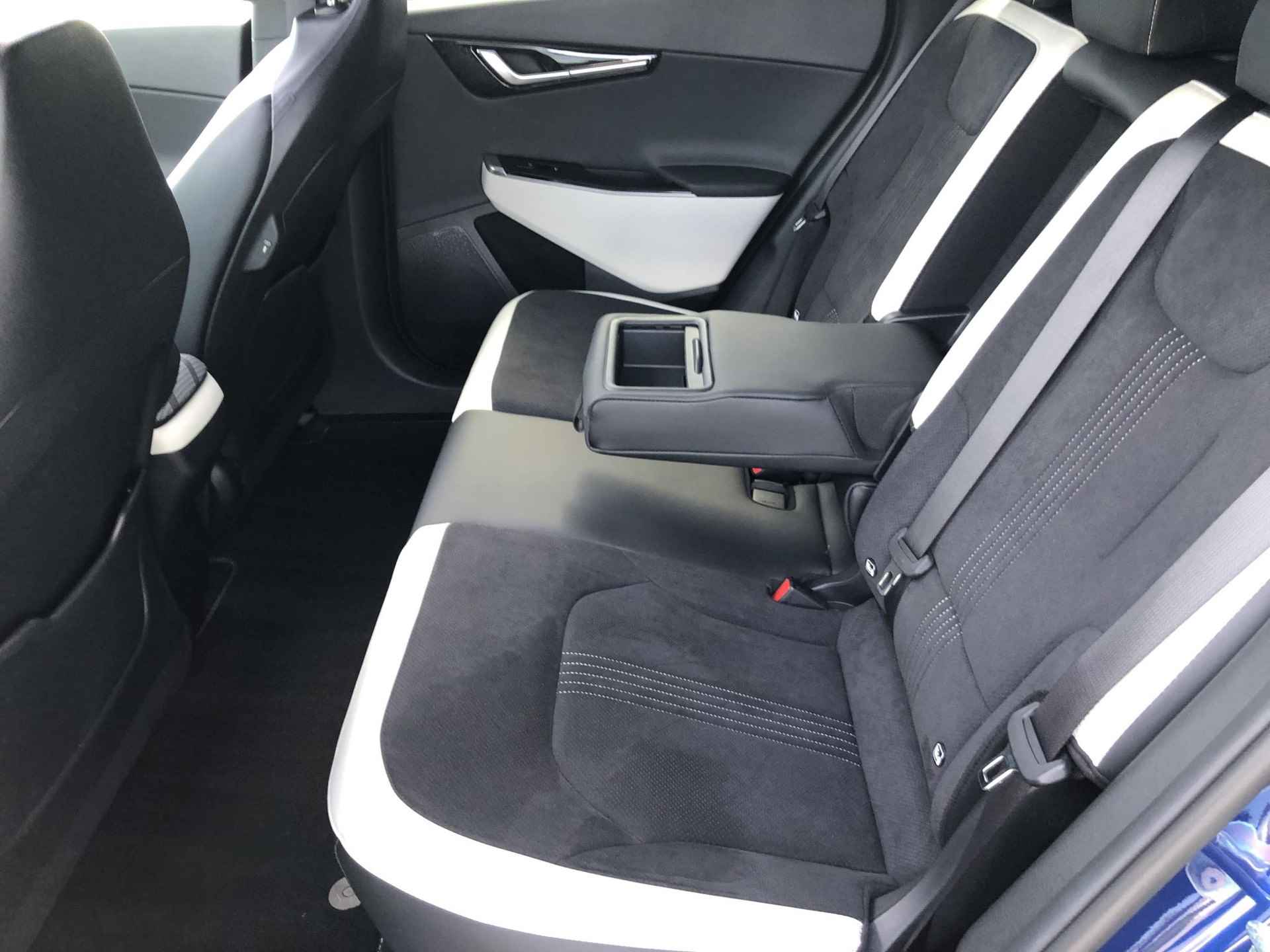 Kia EV6 GT-Line AWD 77.4 kWh | Schuif-/ kanteldak | El. Stoelen | Leder/Alcantara | Meridian Surround | Ad. Cruise | Stoel/stuurverw. | PDC V+A | 20 inch LMV - 26/40