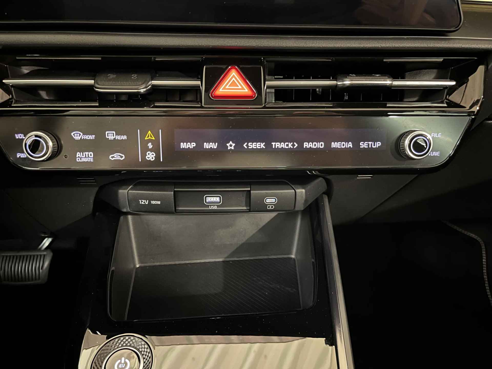 Kia Niro EV DynamicLine 64.8 kWh | SEPP-subsidie t.w.v. €2.000,- | WLTP actieradius van 464 KM! | 3-fase | Adaptive cruise control | Climate control | Keyless entry/start | Parkeersensoren voor- en achter - 24/32